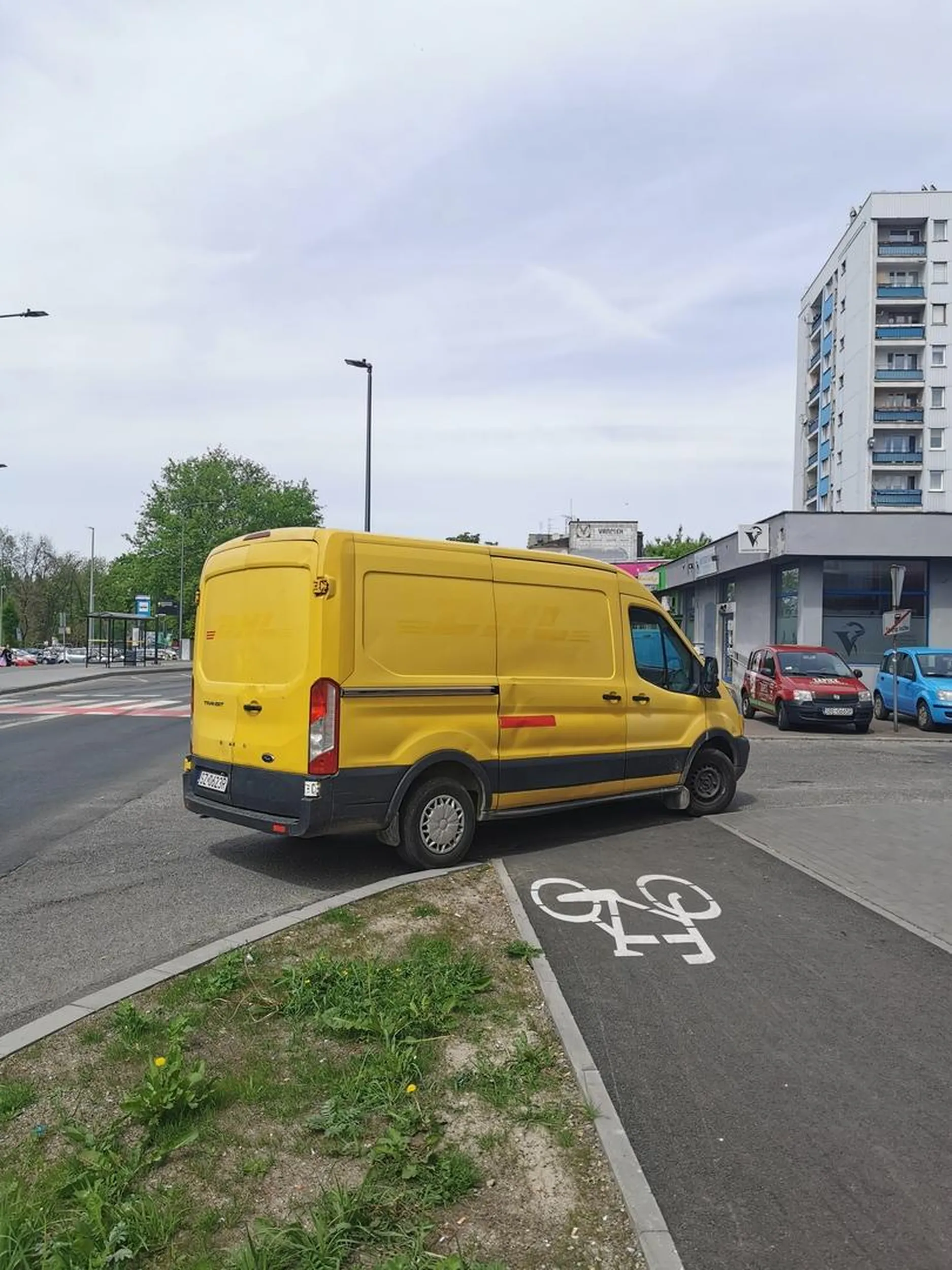 DHL dla ich kierowców nie ma rzeczy niemożliwych... Zastawić drogę rowerowa, żaden problem!