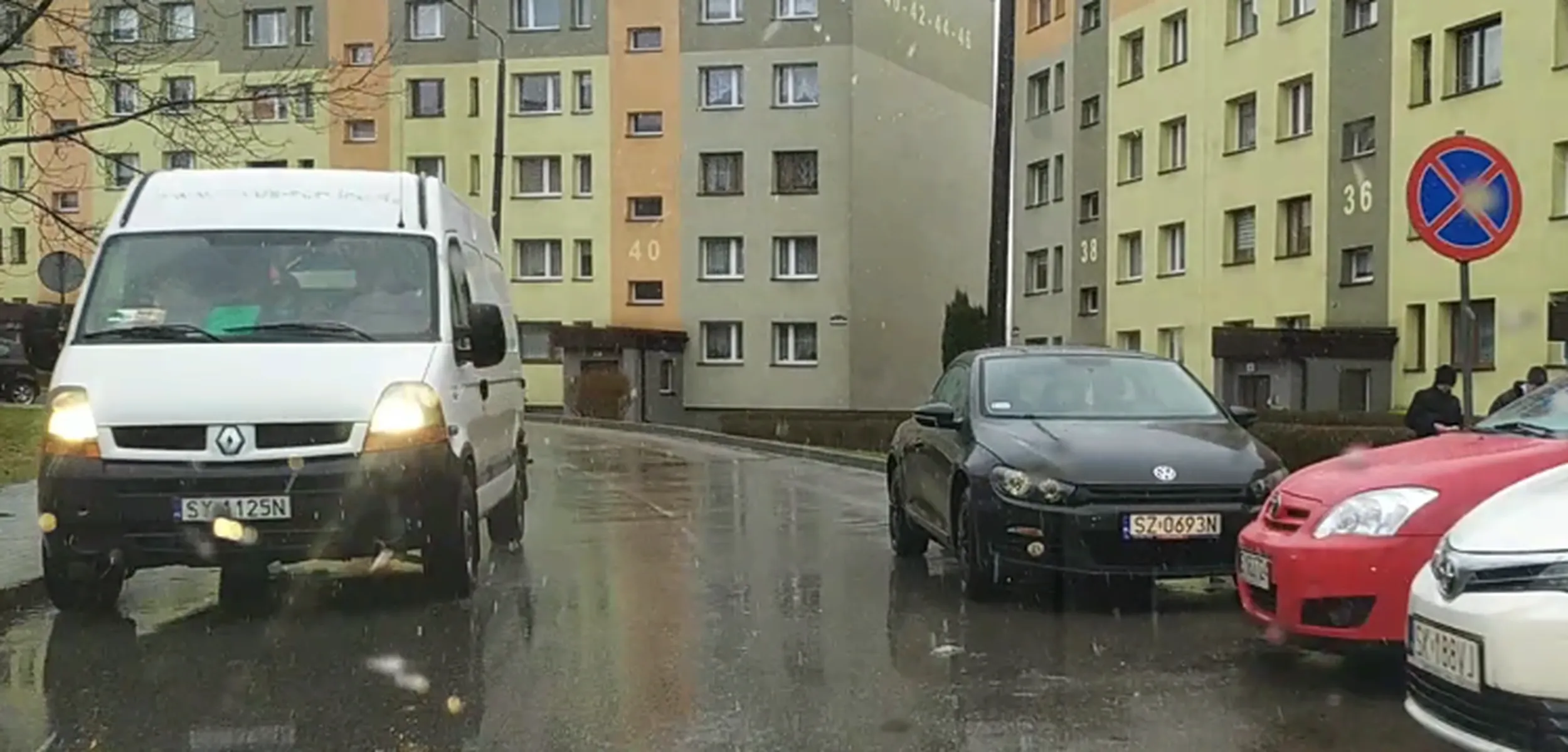 Skrzyżowane dwa przekreślenia to znak drogowy B-36. Znak B-36 zakazuje zatrzymywania się na określonym odcinku szosy. Ze względu na swą uciążliwość dla użytkowników dróg, ten znak ustawia się tylko wtedy, gdy jest to niezbędne. Znak B-36 widuje się więc tam, gdzie zatrzymanie pojazdu mogłoby stworzyć zagrożenie w ruchu czy zaburzyć jego płynność. Ta dla Przypomnienia co oznacza znak który stoi zaraz obok samochodu. Ja rozumiem, że niedaleko bloku nie ma miejsca do parkowania. Ale blok obok jest pusty parking z którego można skorzystać.