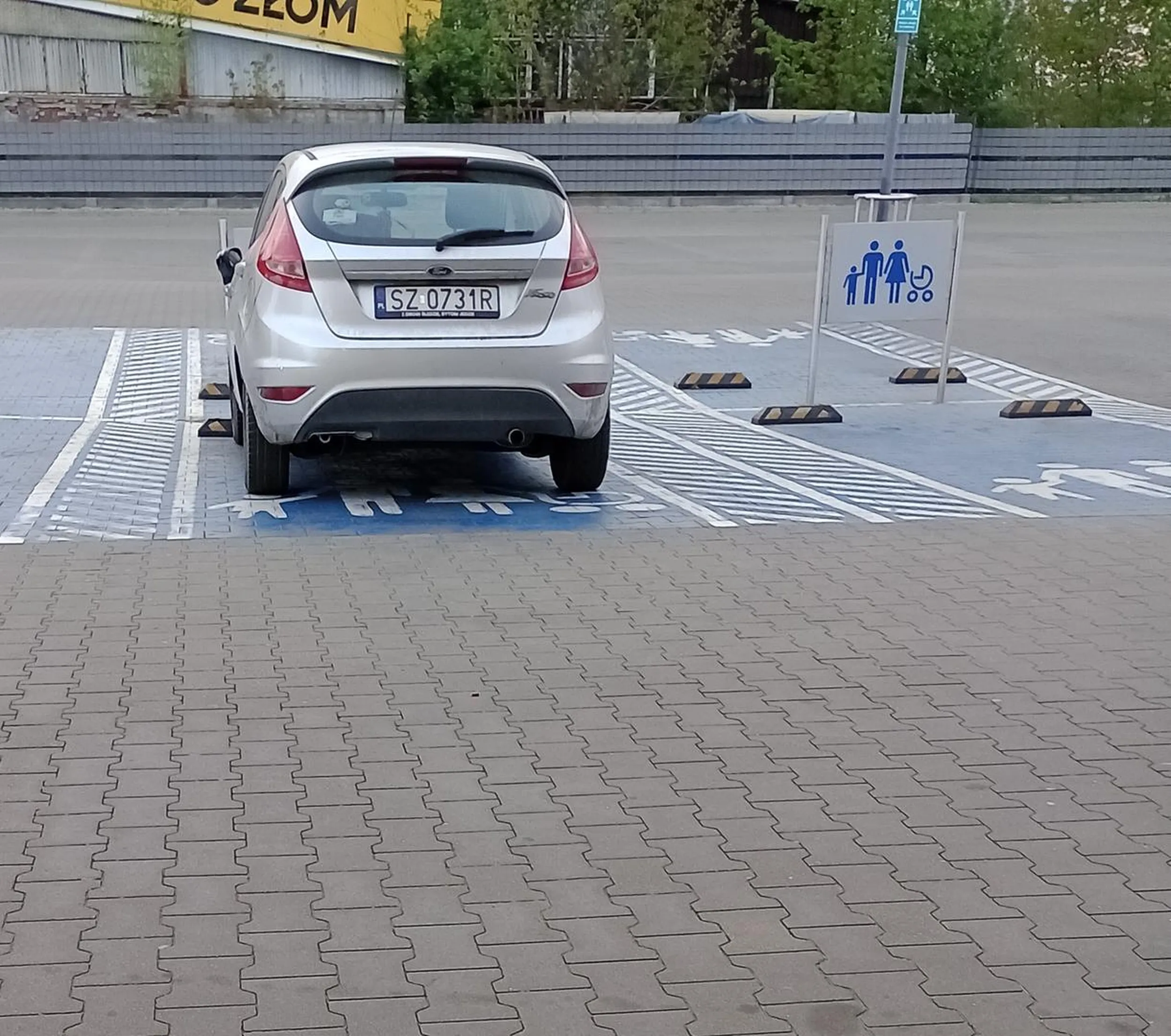 Dalej tak parkuje pomimo wolnych innych miejsc przyjeżdża bez dzieci bo za ciężko spaślonowi przejść 5 metrów