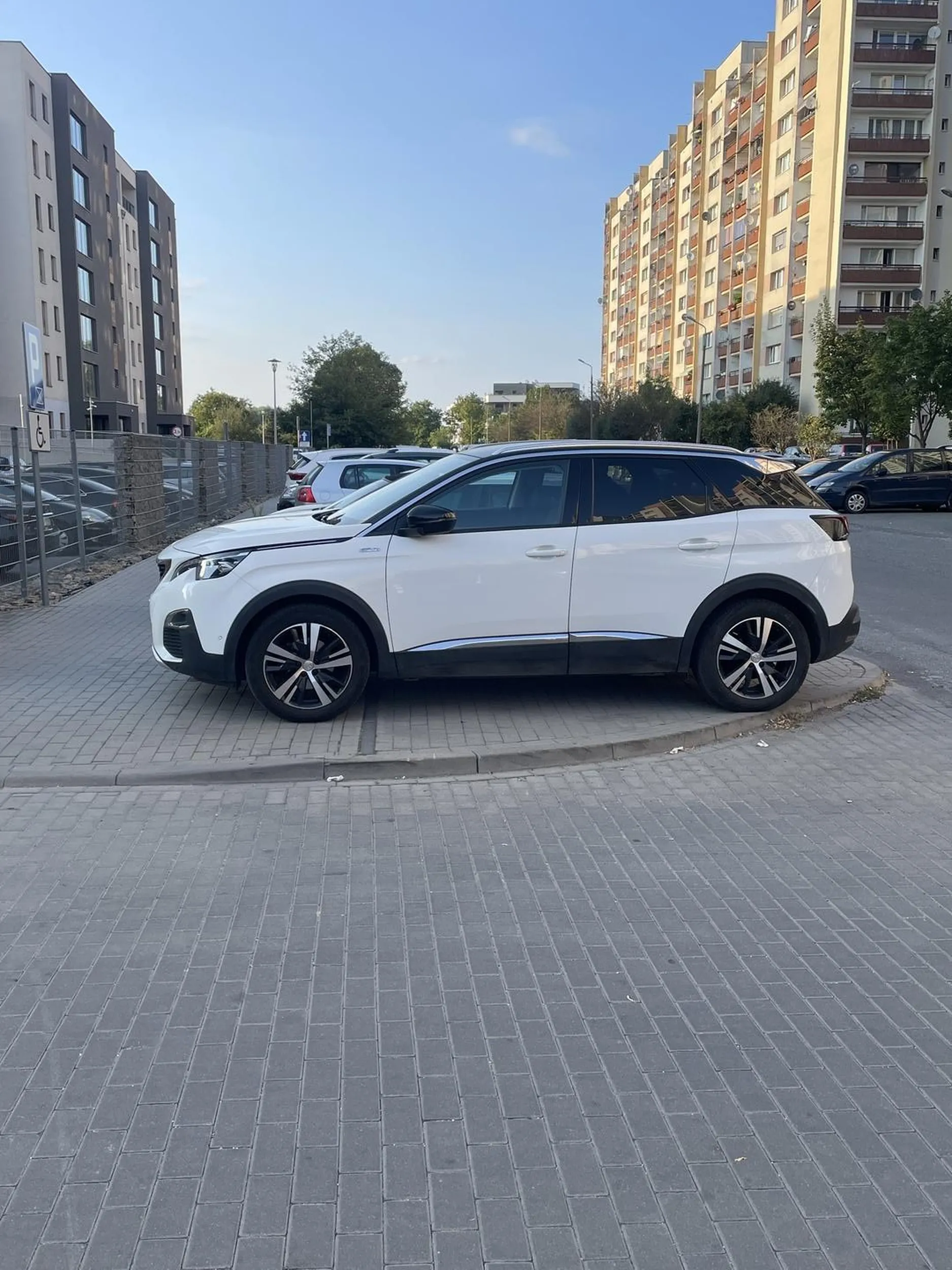 Parkuje przy samym wyjeździe z osiedla w pełni na chodniku. Nic nie widać wyjeżdżając i utrudnia poruszanie się po chodniku