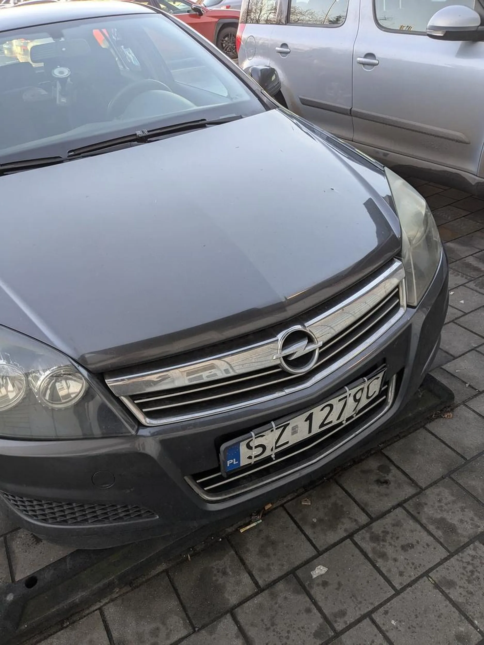 Gość zaparkował pod paczkomatem i poszedł na zakupy. Niestety ludzie, którzy by chcieli odebrać paczki nie podjadą autem.