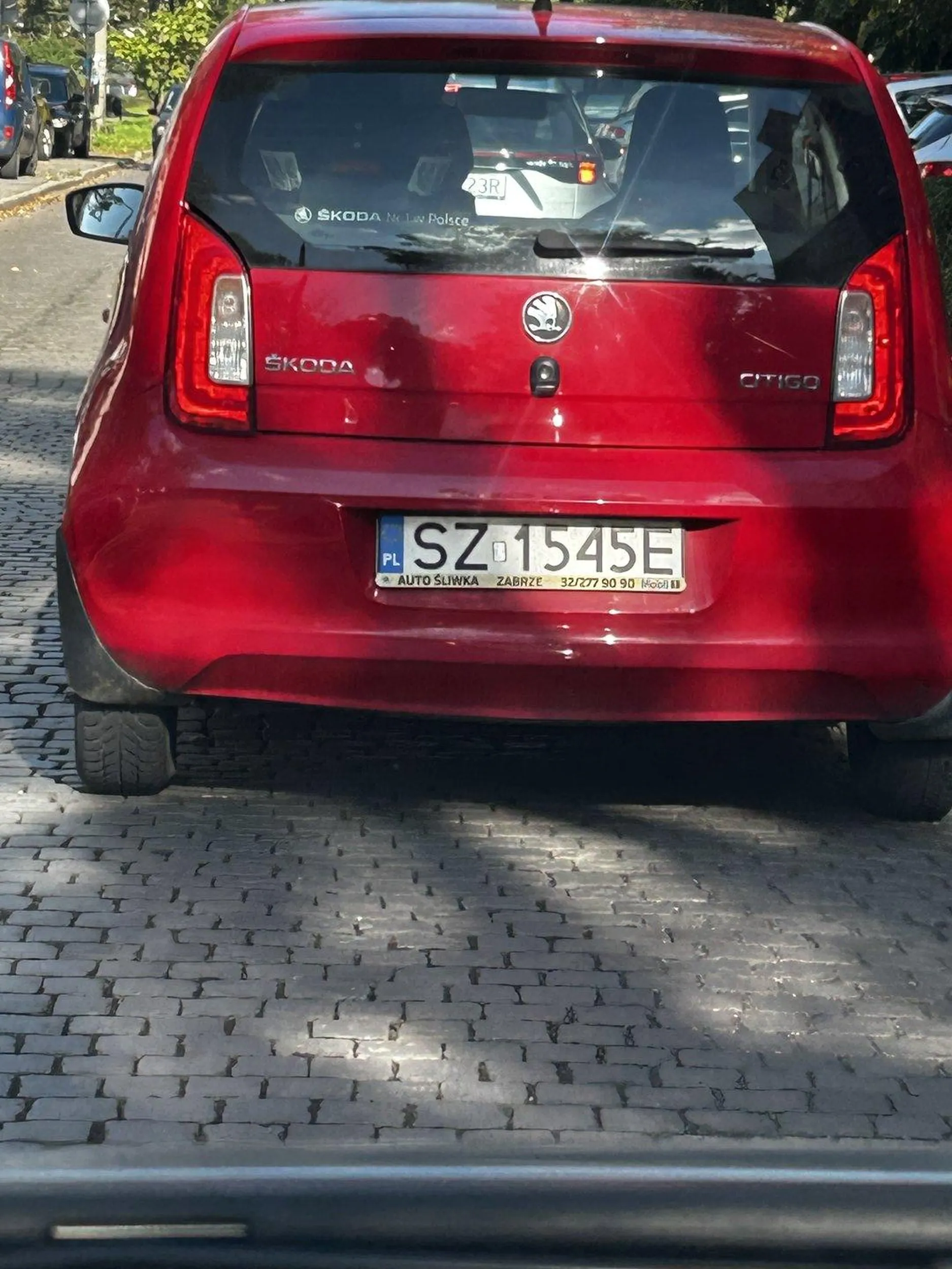 Kierowca wymusił pierwszeństwo, pokazywał obraźliwe gesty a przy próbie konfrontacji zrozumiał gdzie jego miejsce, nie pozdrawiam.