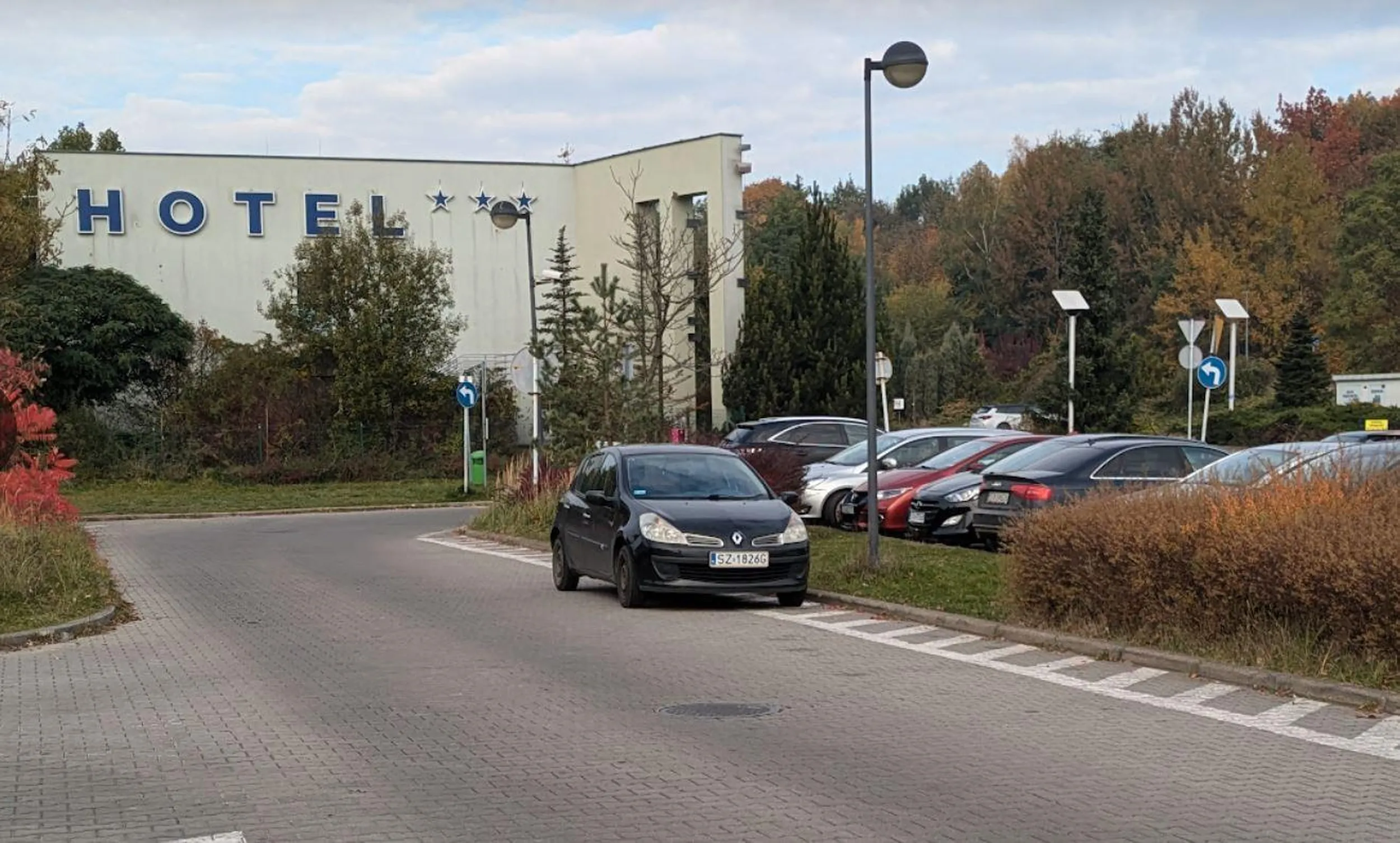 Na parkingu mnóstwo miejsc, ale Mistrzu musi zaparkować po swojemu. Typ aspołeczny.