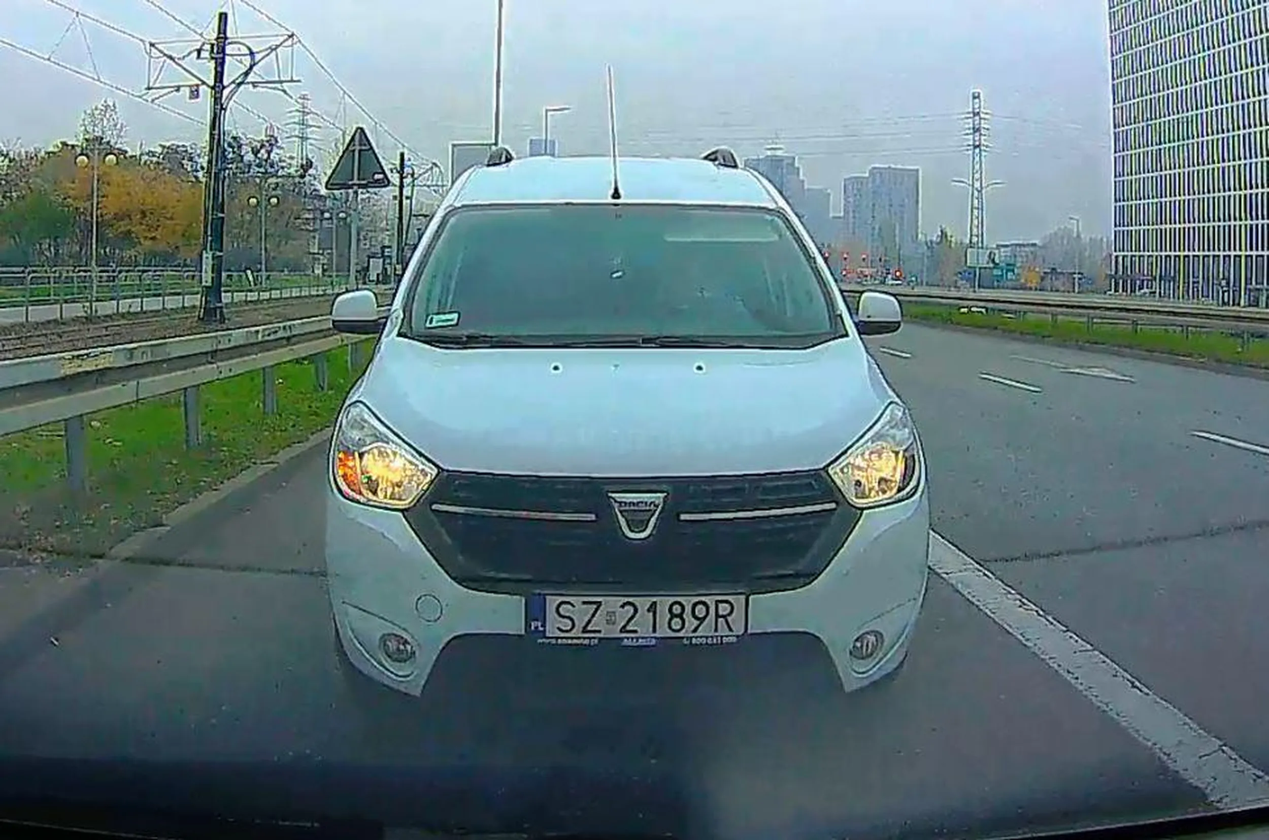 Rozmowa telefoniczna przez telefonik oczywiście trzymany w ręku tak ważna, że ledwo wyhamował mi przed zderzakiem na skrzyżowaniu, jak było czerwone. Gratulacje.