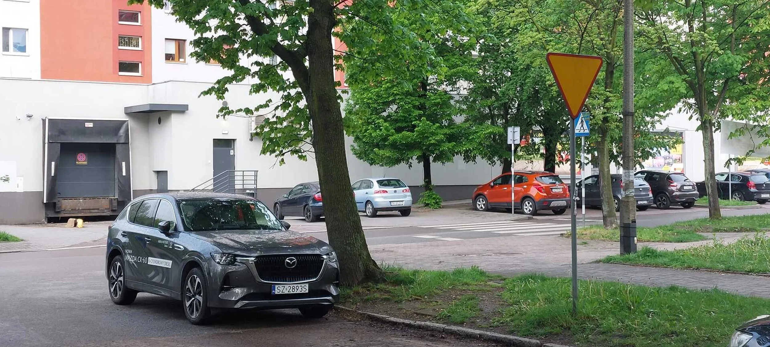 Wzorowy kierowca parkujący na skrzyżowaniu, blokujący możliwość bezpiecznego skrętu.