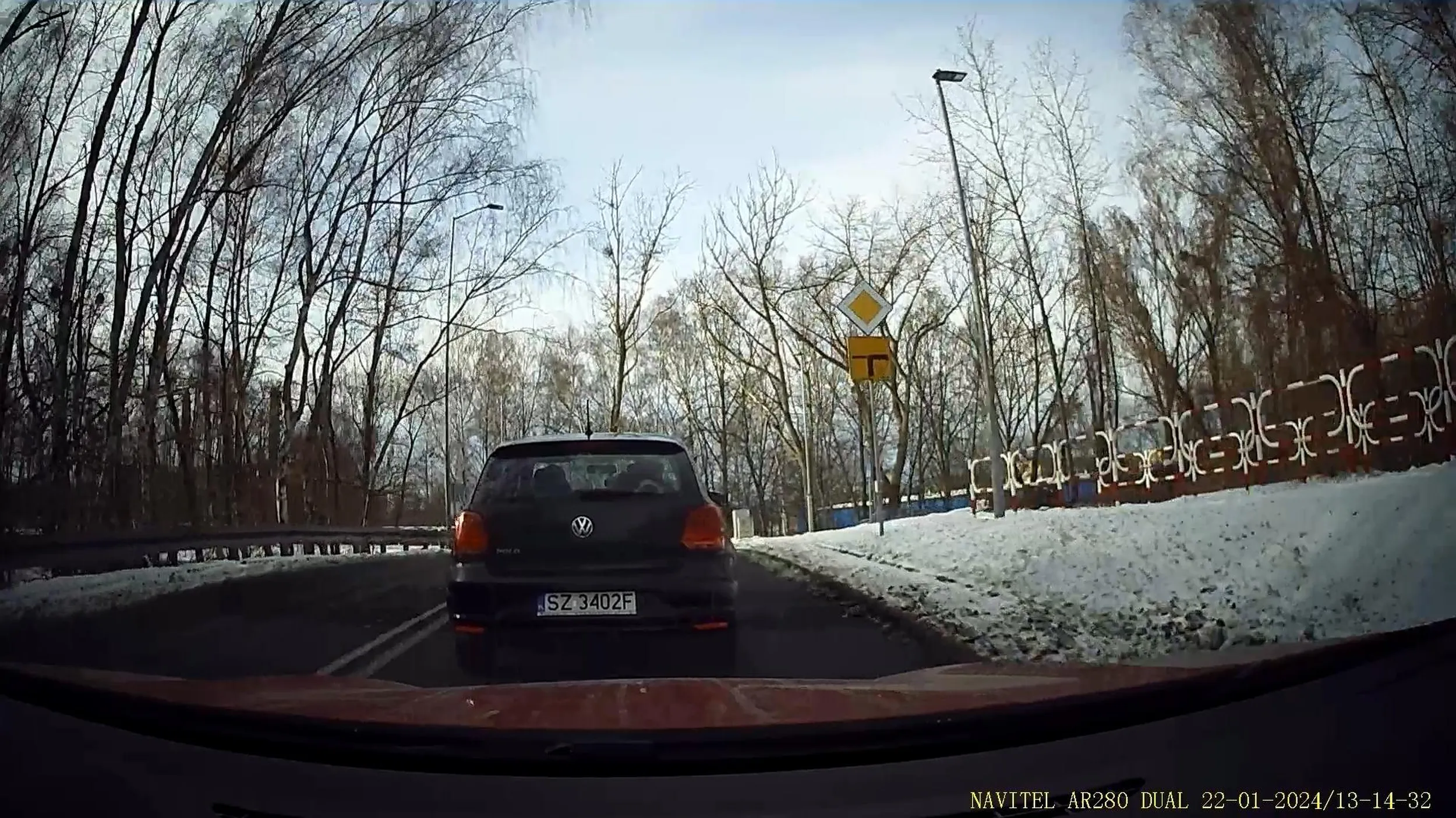 Dzisiaj spotkałem tego idiotę co nie zna przepisów i w terenie zabudowanym jedzie 30 i specjalnie hamuje