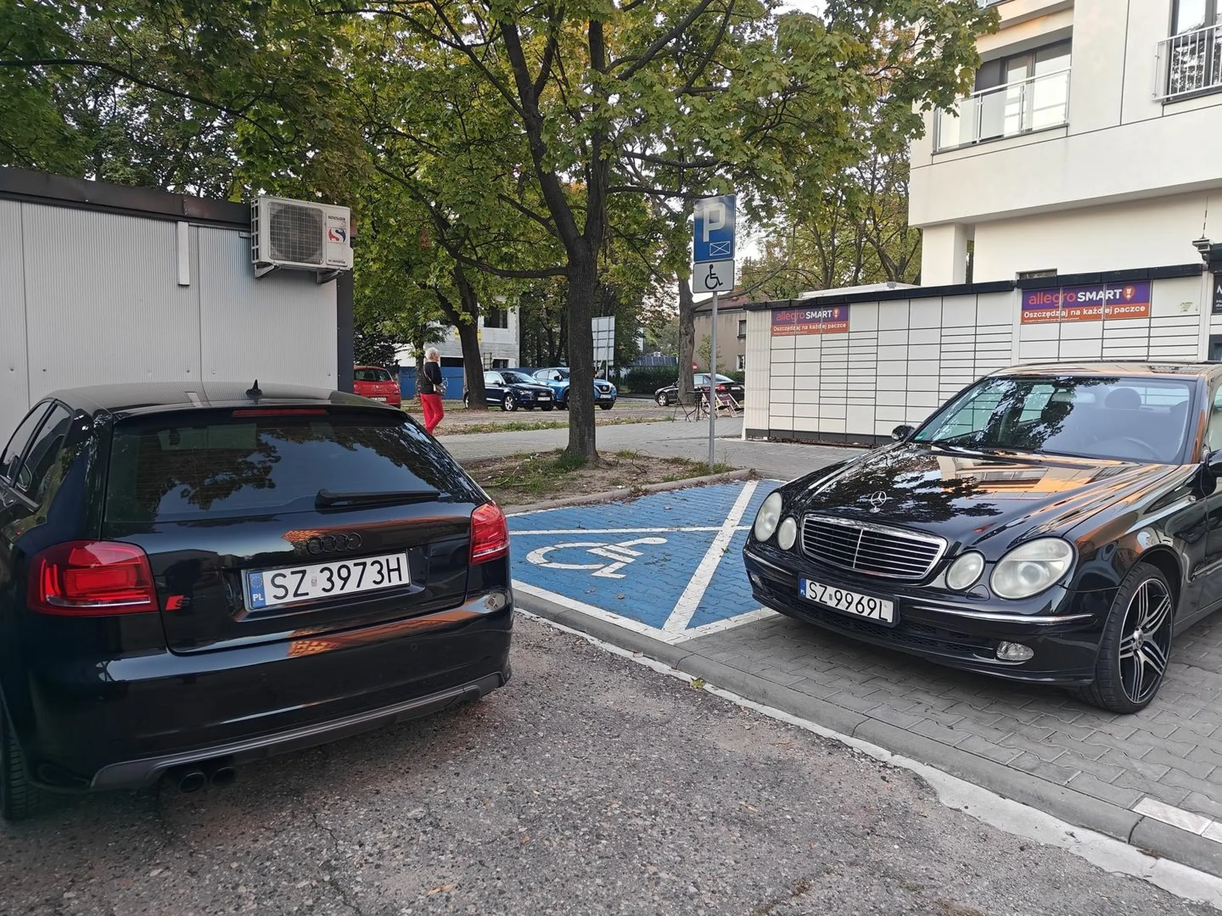 Panie i panowie, powiedzcie mi proszę jakiej wielkości ma mózg człowiek z tego Audi?? Jak bardzo trzeba być ograniczonym aby w ten sposób zastawić miejsce dla inwalidy?? Za brak wyobraźni powinno się odbierać prawo jazdy...