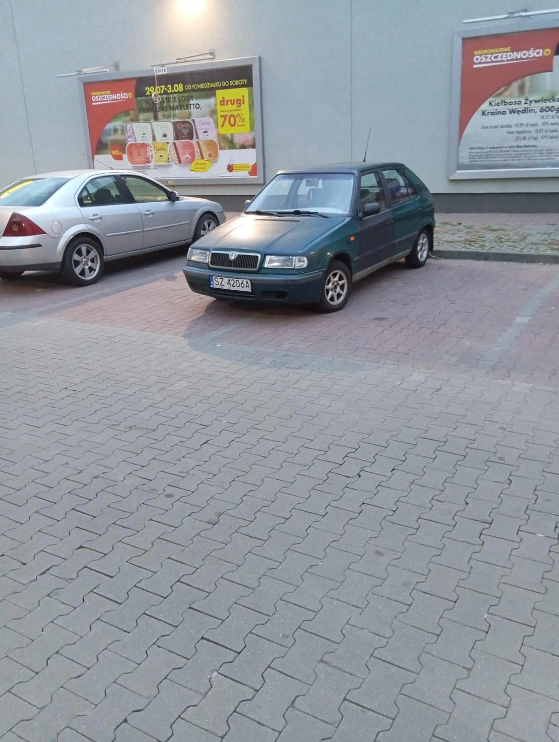 Pozdrawiam panią która zaparkowała na dwóch miejscach