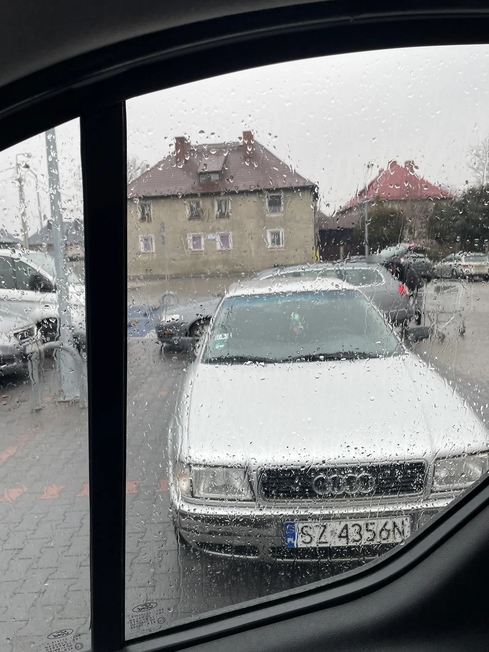 Ach tak ciężko się parkuje na wyznaczonych miejscach