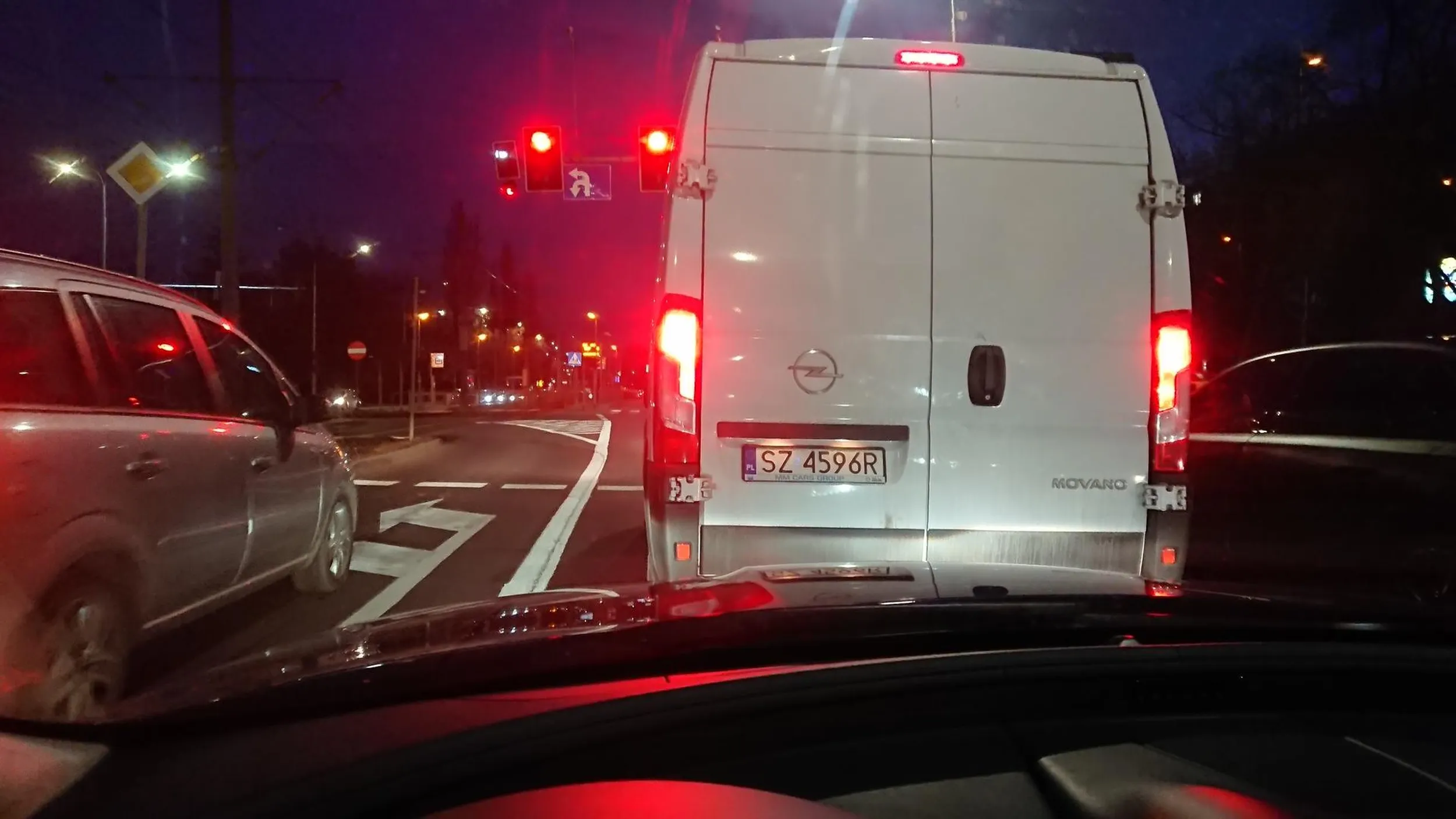 Kretyn wjeżdża z podporządkowanej prosto pod maskę