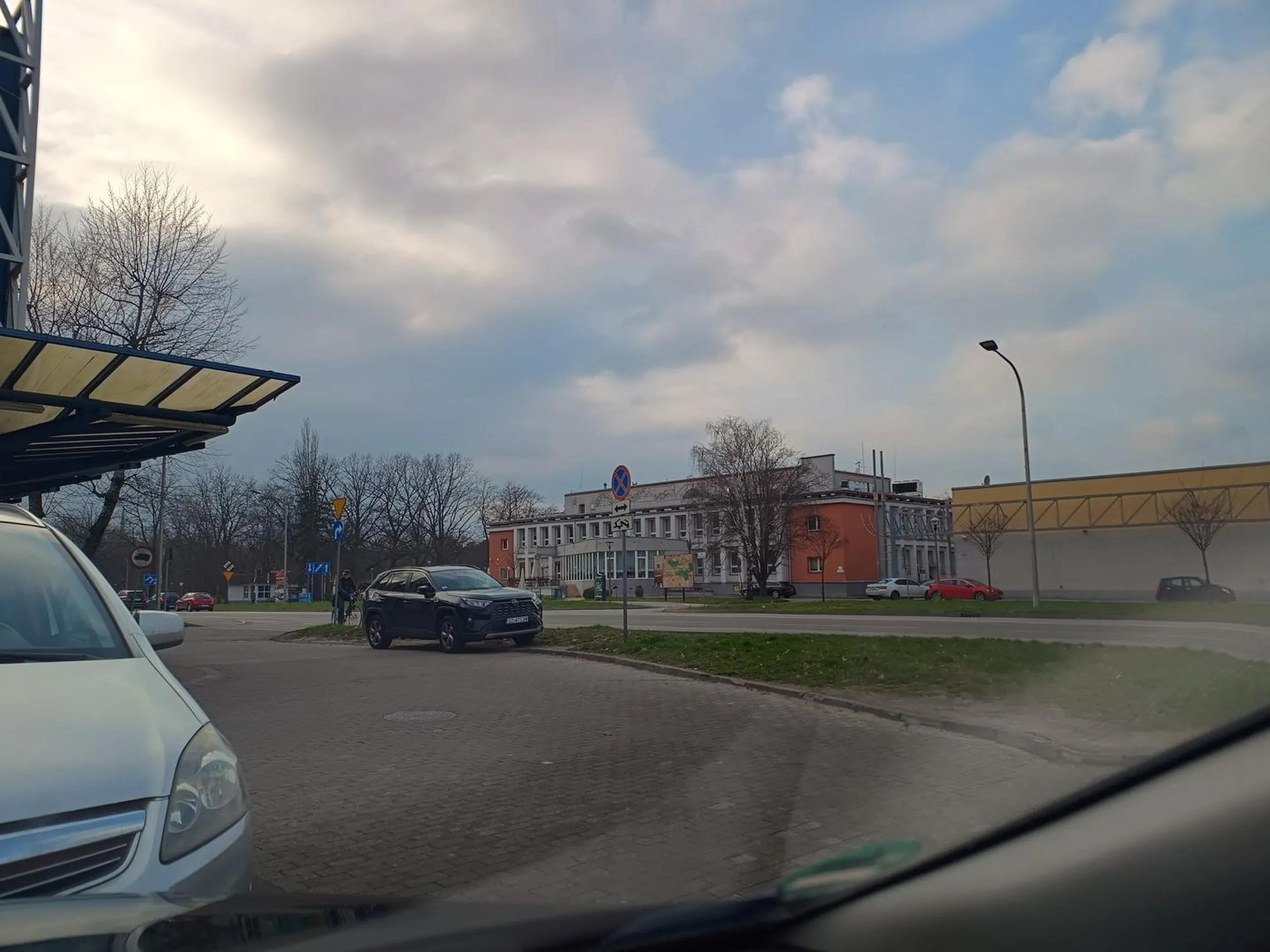 Za niedługo wjedziesz kobieto do sklepu bo do za daleko będzie. Trochę ruchu ci nie zaszkodzi, a trawie trochę oddechu od twoich opon by chętnie się przydało.