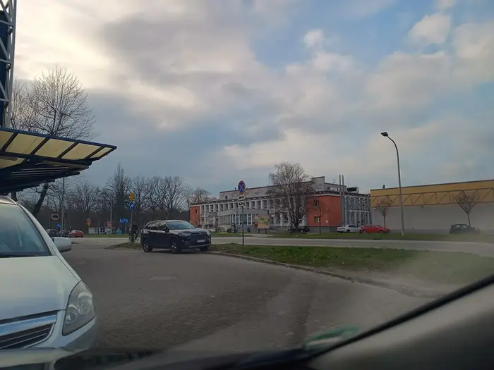 Za niedługo wjedziesz kobieto do sklepu bo do za daleko będzie. Trochę ruchu ci nie zaszkodzi, a trawie trochę oddechu od twoich opon by chętnie się przydało.