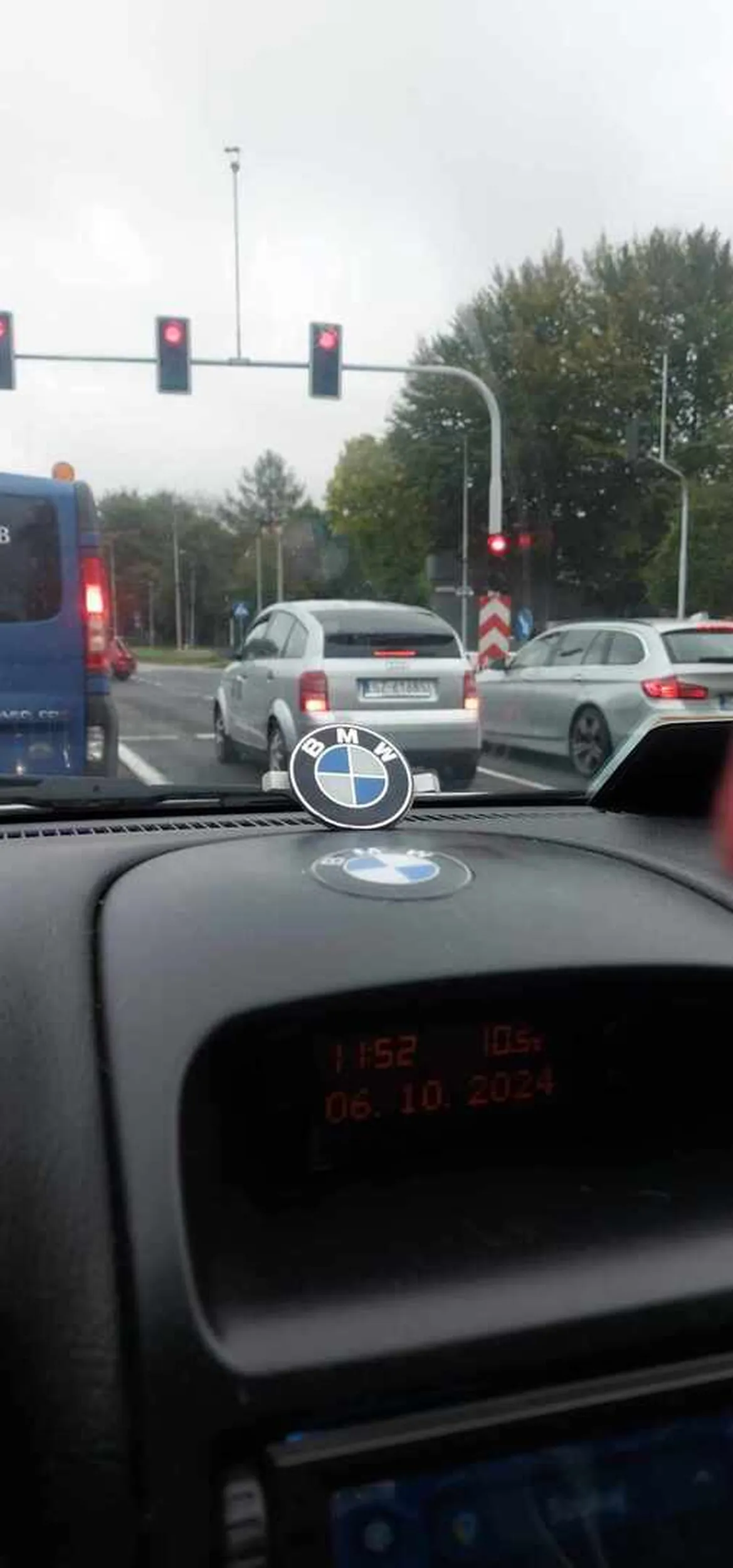 Tu pan nie wie co to kierunkowskaz Prawie jak zmienił pas to we mnie uderzył Widać że jedzil BMW a teraz ma cztery pierścienie