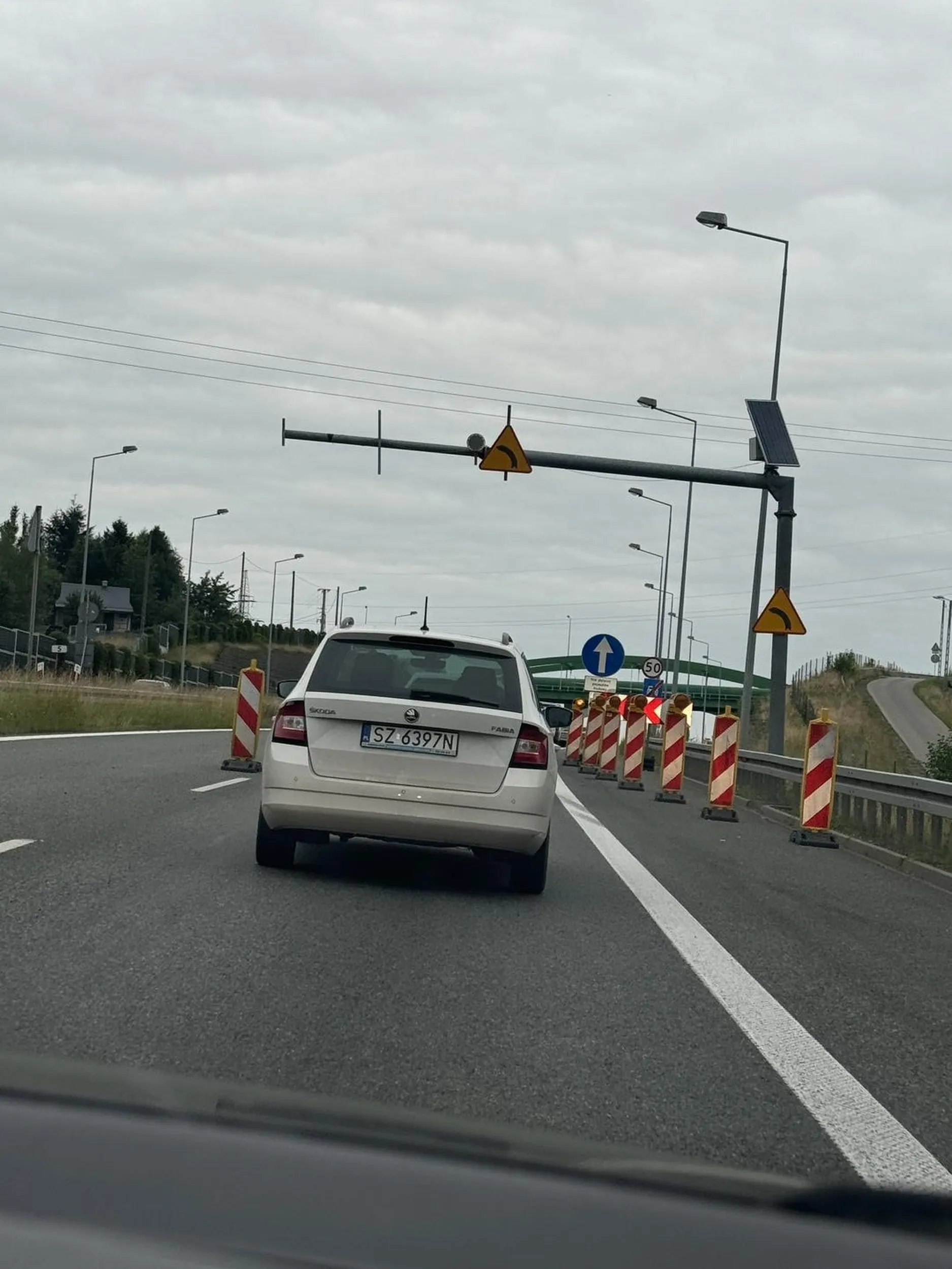Człowieku naucz się jeździć na suwak, bo jak wszyscy ledwo się toczymy to masz obowiązek wpuszczać 1 za 1, a swój krzywy palec wystawiamy za drzwi możesz nadal wykorzystywać do grzebania w nosie lub tam z tyłu.