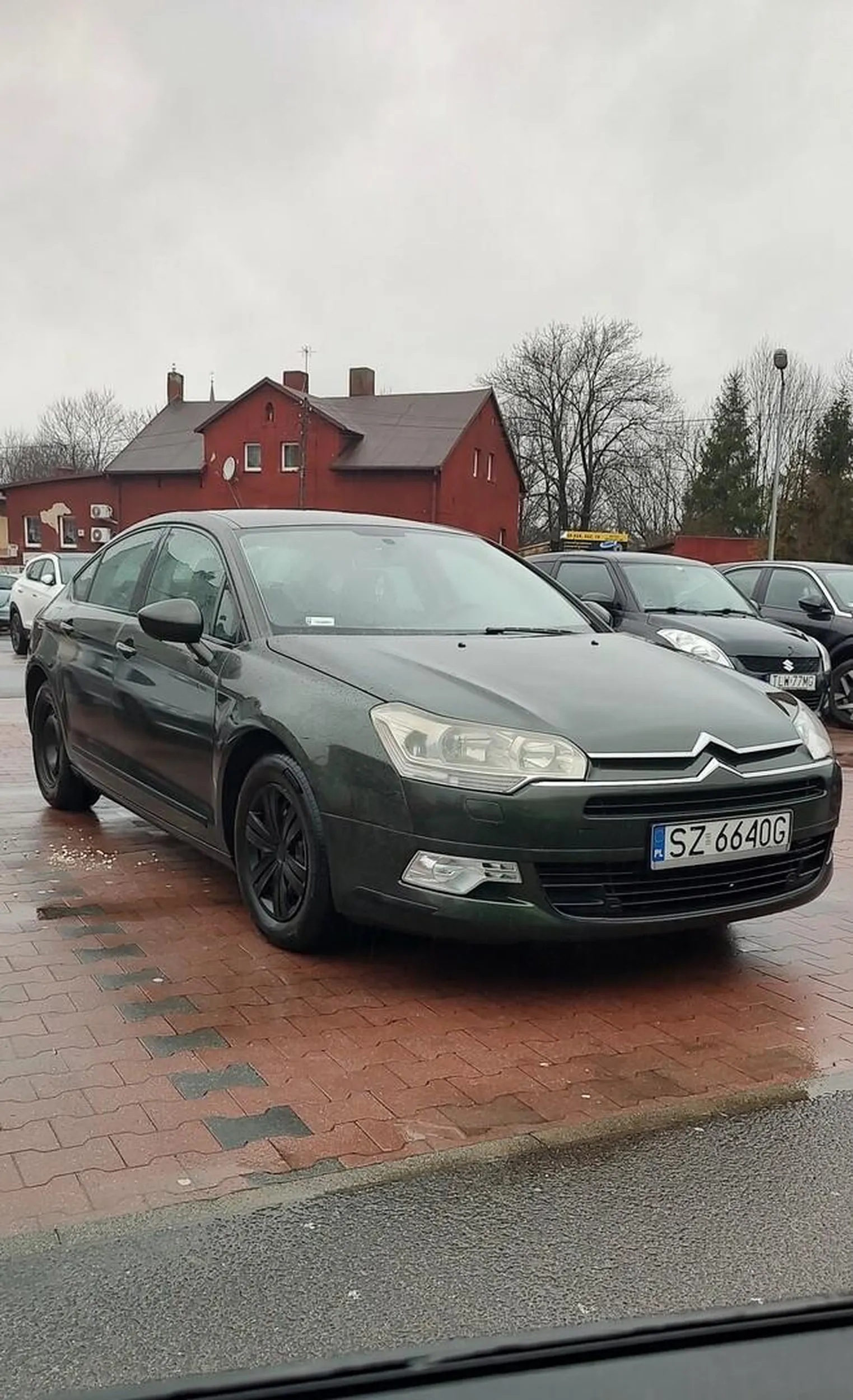 Wysiada na parkingu i śmieci, bo czemu by nie