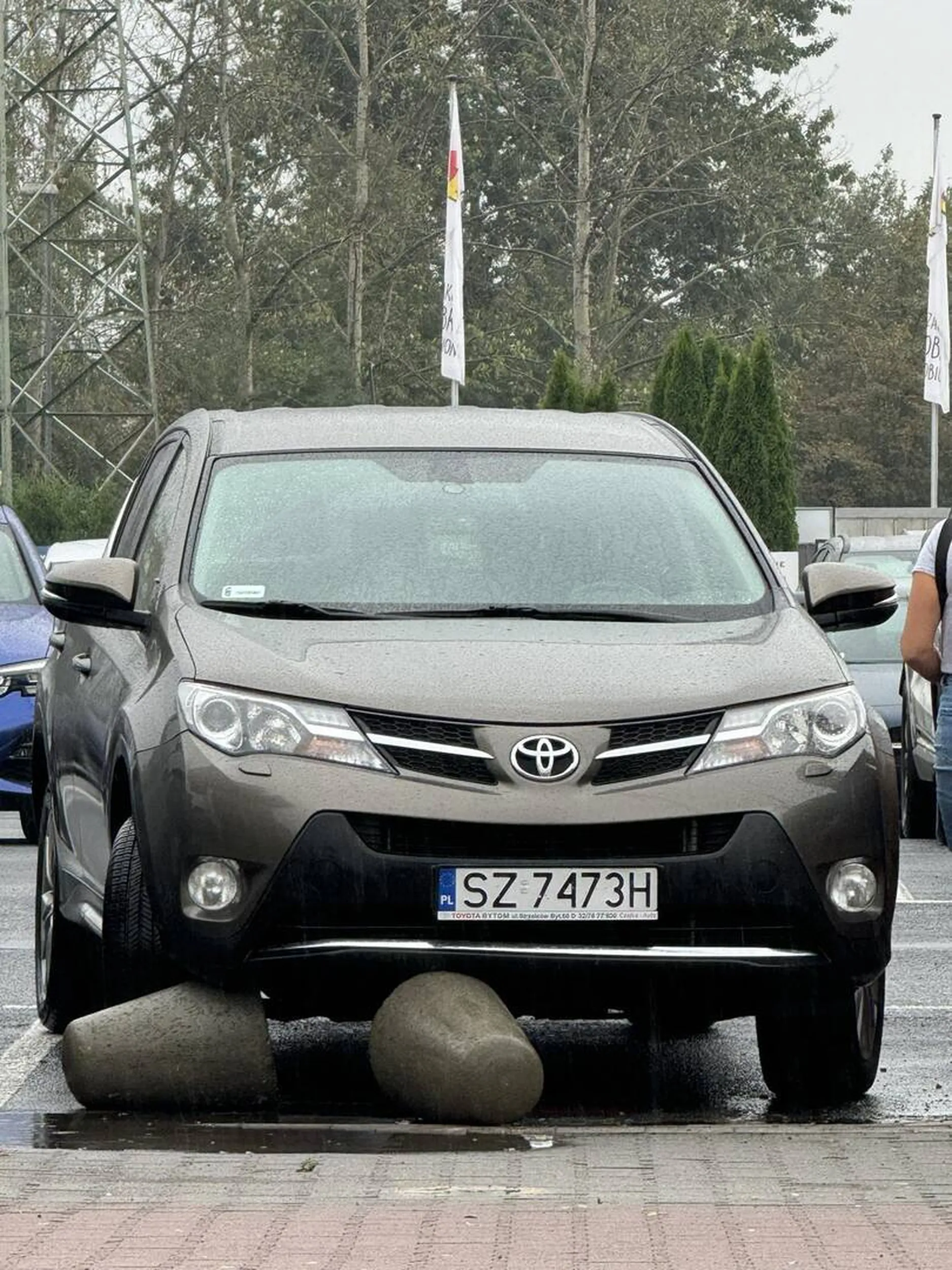 Pani w podeszłym wieku nie dość że  z parkowaniem w wyznaczonym miejscu ma problem uniemożliwiając wejść do samochodu obok to później będzie miała pretensje że ktoś zderzak uszkodził bo sama nie była świadoma co zrobiła.