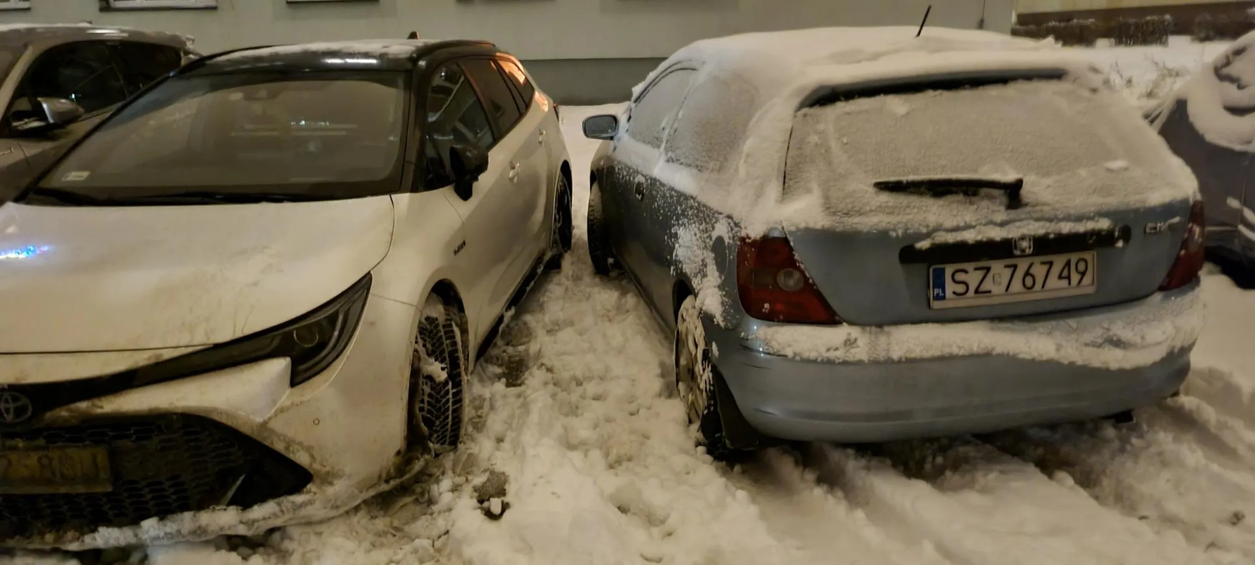 Zawsze ale to zawsze parkuje poprzecznie kiedy wszystkie samochody parkuja prostopadle, przez co zajmuje 3 miejsca bo i z iednej i zdrugiej strony jej trupa zwanego honda brakuje miejsca ma postawienie normalnie zaparkowanego samochodu. Najgorszy typ kierowcy choć słowo kierowcy uzyte jest tu na wyrost