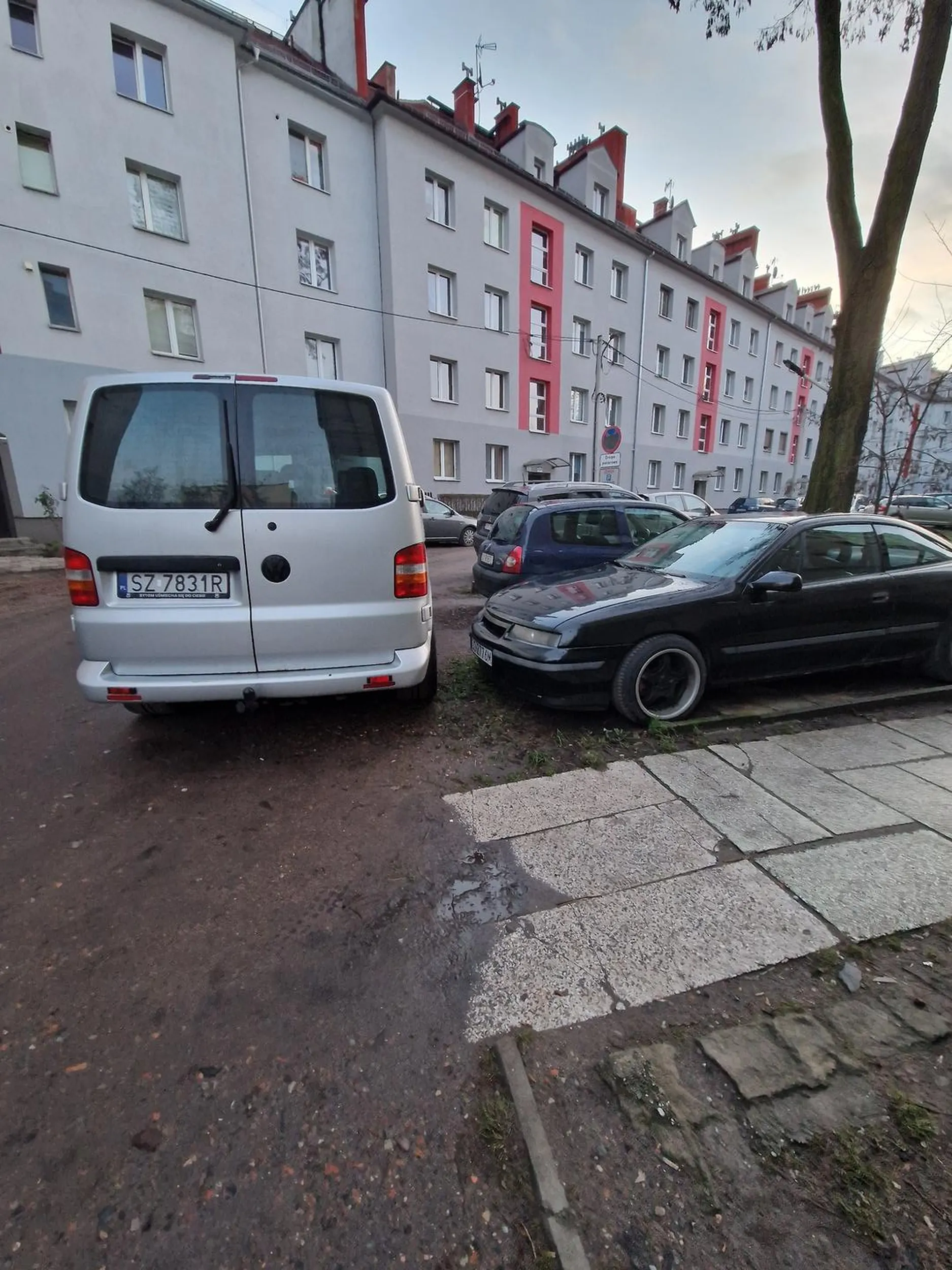 Nie dość, że zastawił 2 samochody  przez co ubiemożliwił mi dojazd do pracy - to jeszcze potem samodzielnie przeholował sobie mój  samochód na środek chodnika, żeby zająć miejsce parkingowe. Pajac jakich mało.
