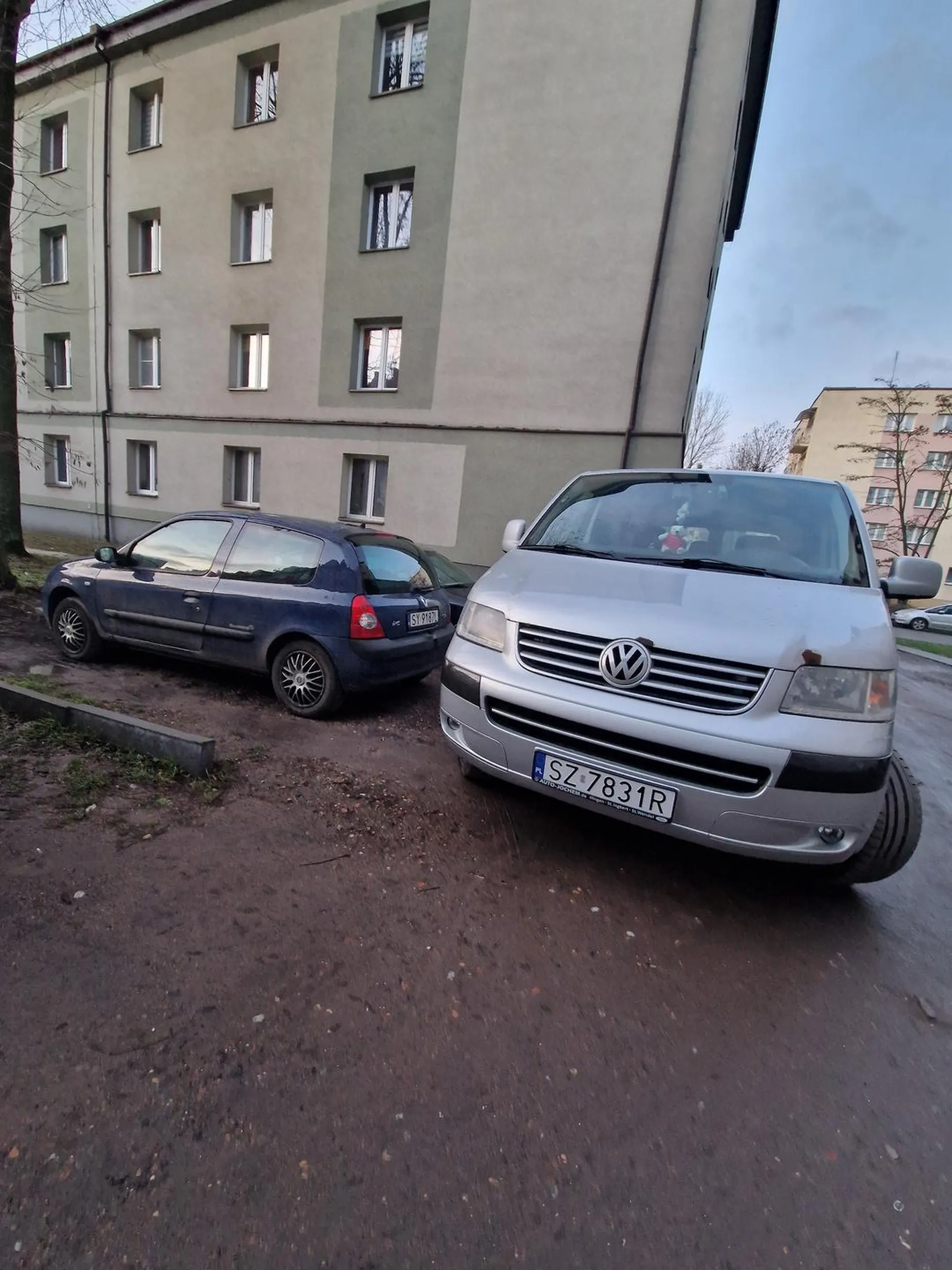 Nie dość, że zastawił 2 samochody  przez co ubiemożliwił mi dojazd do pracy - to jeszcze potem samodzielnie przeholował sobie mój  samochód na środek chodnika, żeby zająć miejsce parkingowe. Pajac jakich mało.