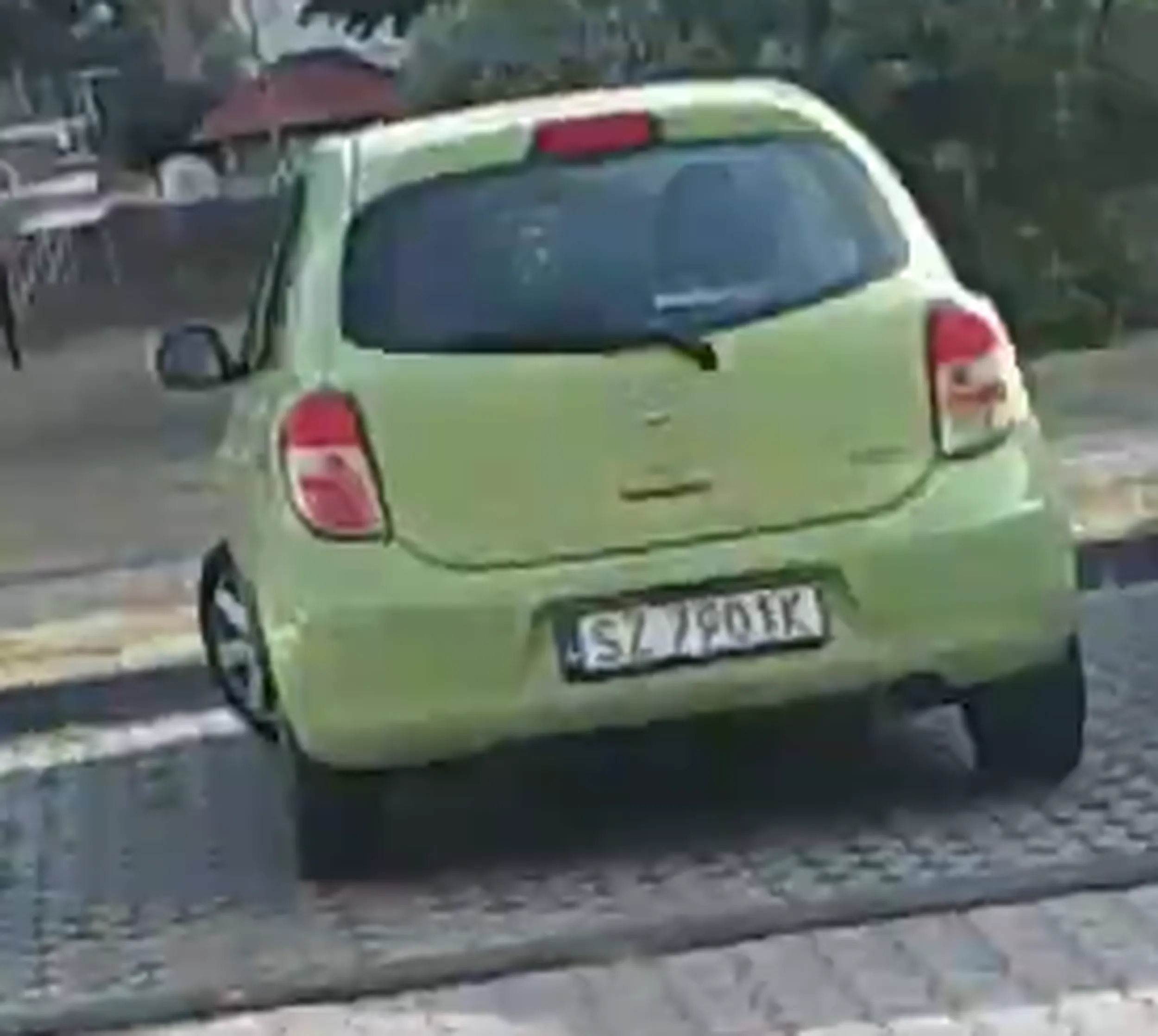 dzisiaj gdy elunia nie widziała to ukradkiem poprzebijałem opony w samochodzie żeby nie mógł jeździć przez to że nasrali nam przy drzwiach na wycieraczkę a szczepan wychodząc z mieszkania wdepnął w to i rozniósł po całej podłodze w mieszkaniu i mój pies to zjadł bo myślał że to czekolada