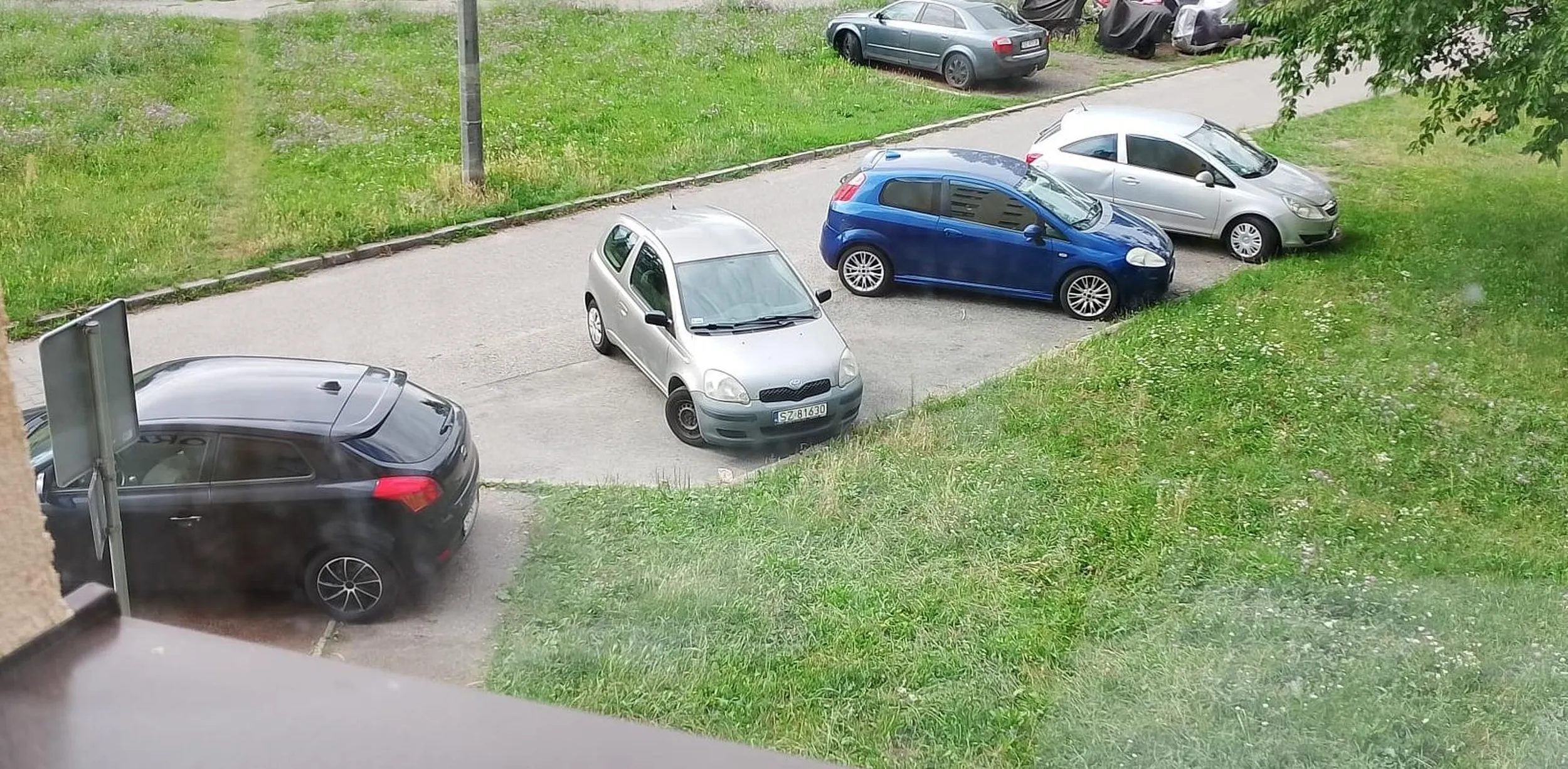 Jak można tak zaparkować i zająć 2 miejsca? Mając tyle przestrzeni dało się to zrobić na tyle elegancko, aby jeszcze jeden samochód się zmieścił. Nie polecam tego kierowcy.