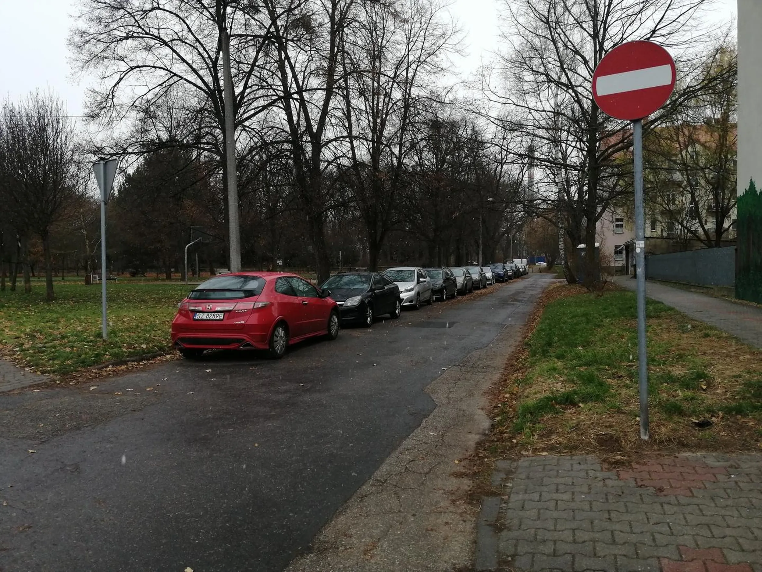 Wjazd pod prąd, a wcześniej znaki z zakazem skrętu... Oklaski!