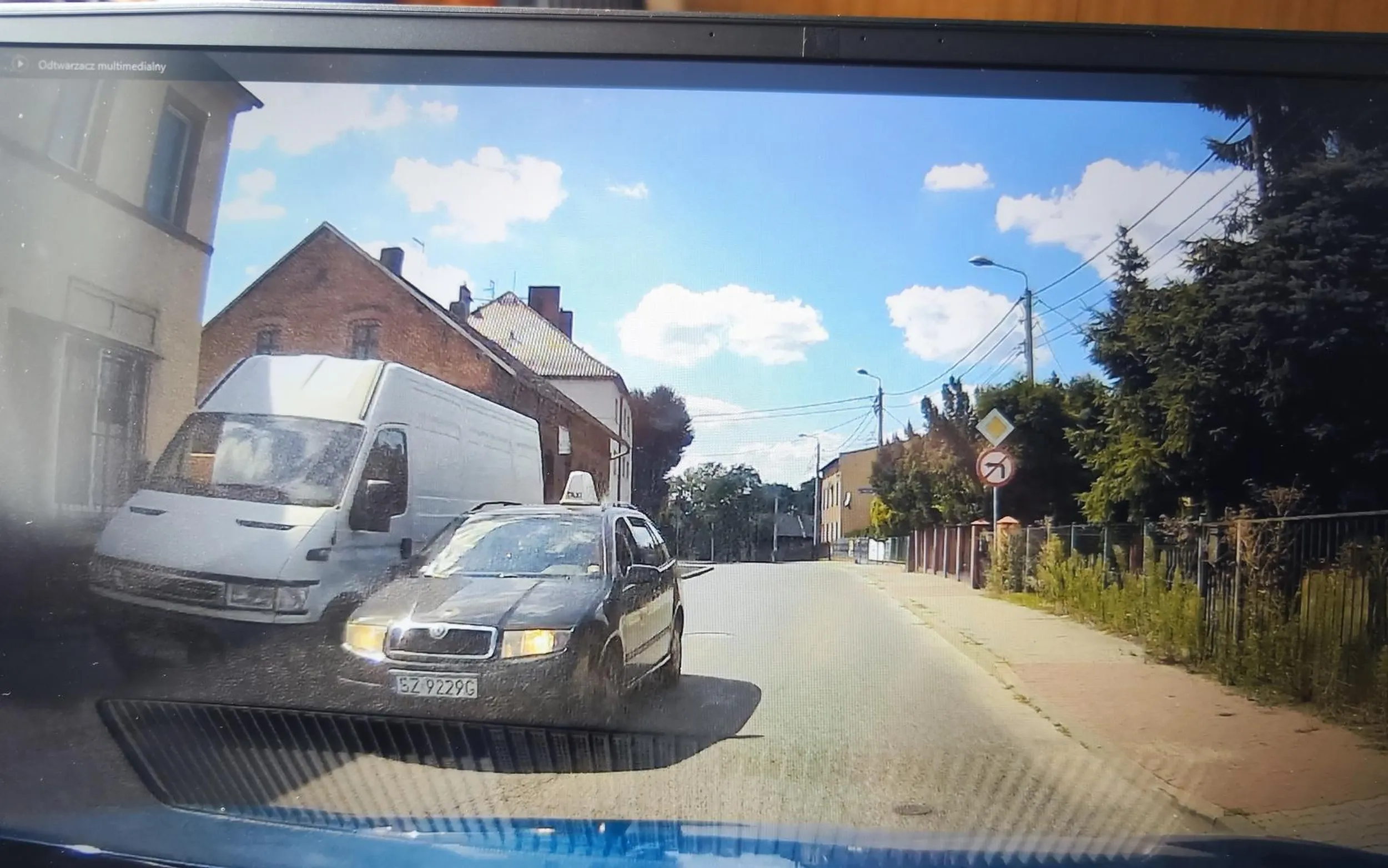 Pan z taxi tak zwany Uber stwierdza że to ja mam zjechać do prawej krawędzi, nie interesuje go to że wymusza pierwszenstwo