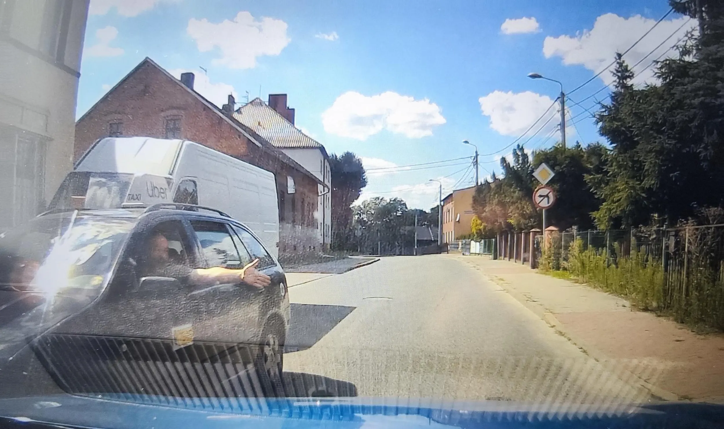 Pan z taxi tak zwany Uber stwierdza że to ja mam zjechać do prawej krawędzi, nie interesuje go to że wymusza pierwszenstwo