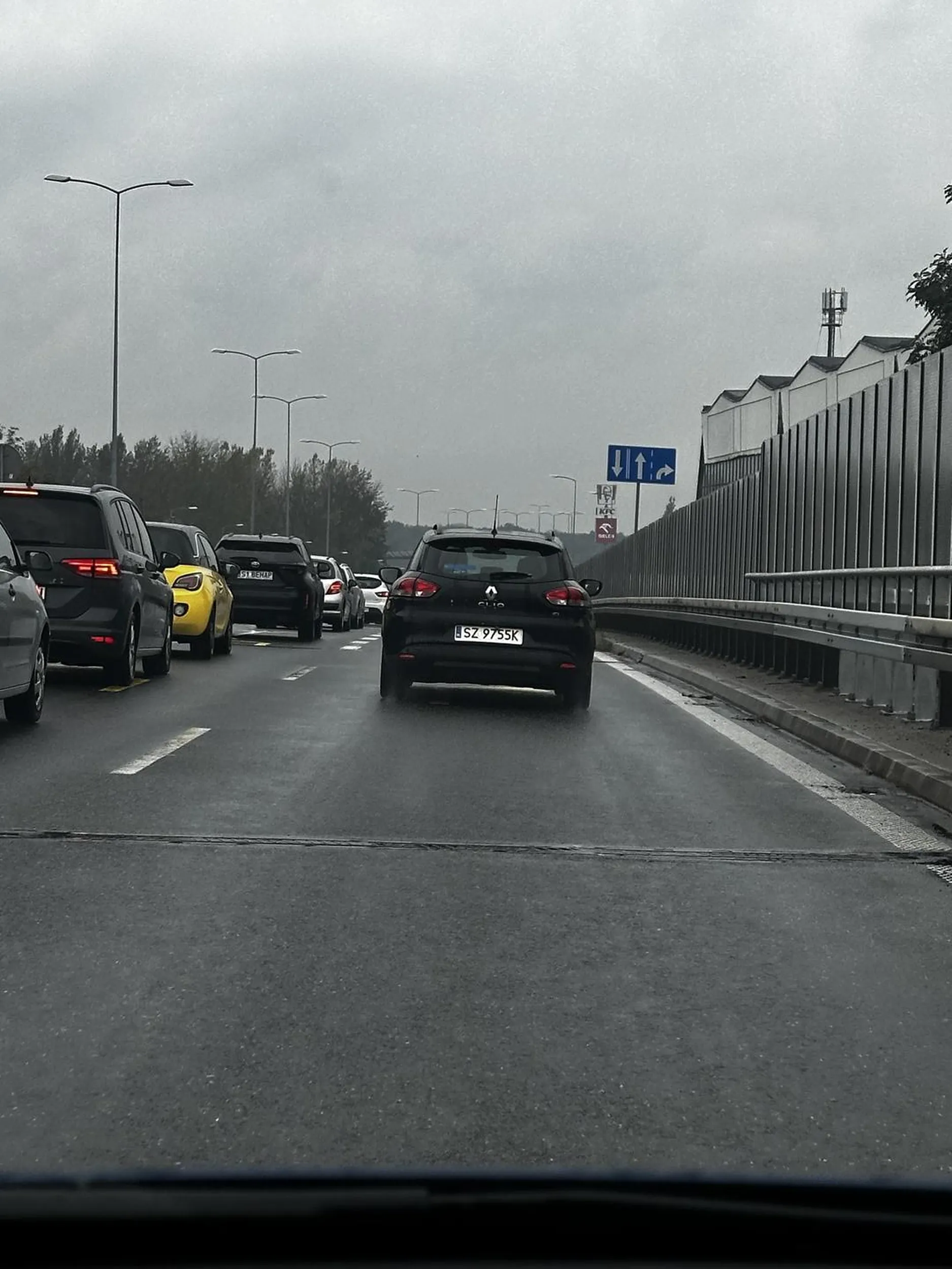 Serdecznie zachęcam do oddania prawa jazdy starsza pani zamiast czekać i nie stwarzać zagrożenia to wyprzedza pasem awaryjnym na dtś