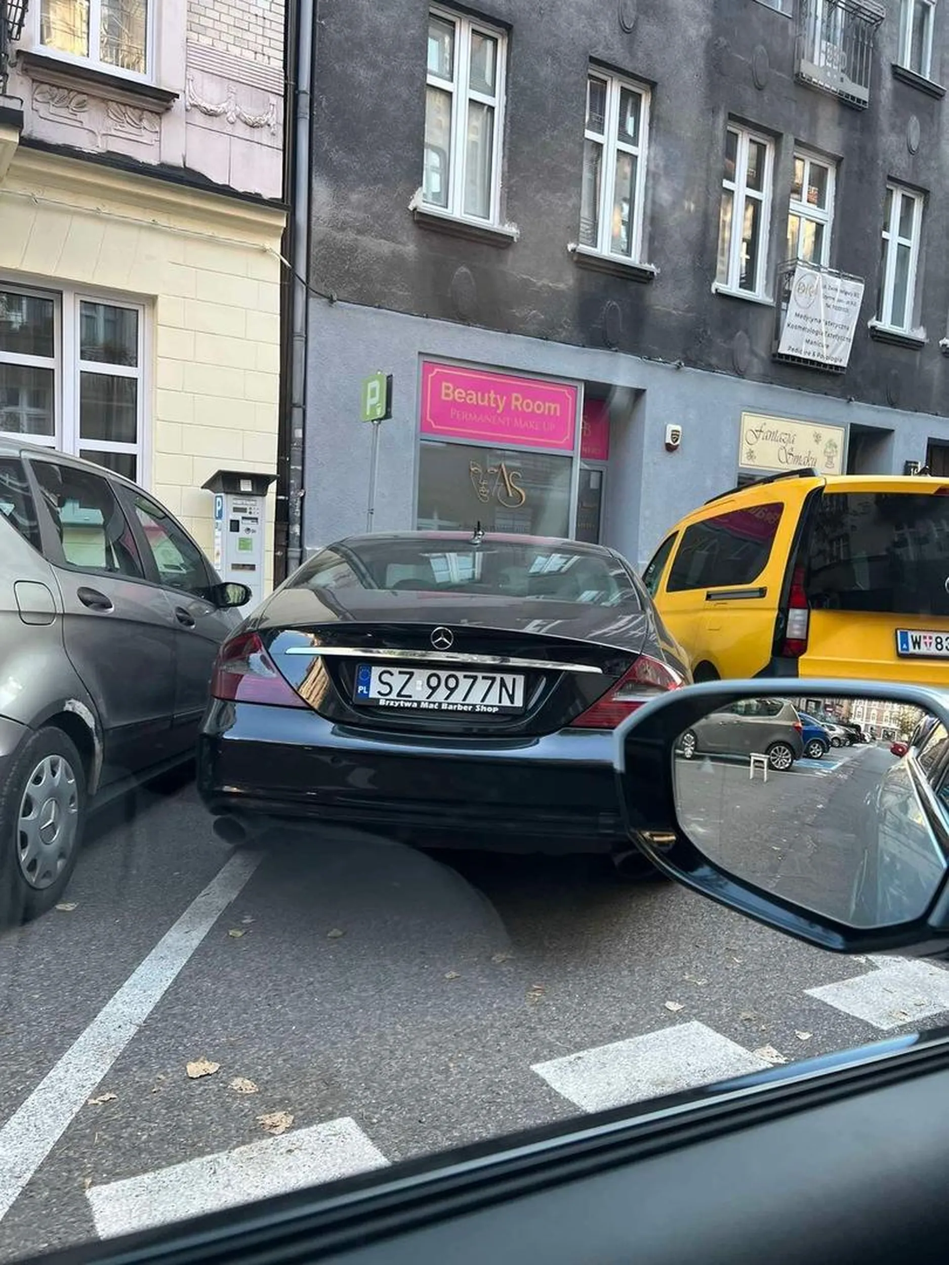 Cham jakich mało, jeździ przy dupie, jak sie zatrzymasz na pasach zaczyna trąbić i nieraz więcej patrzy w telefon niż na droge