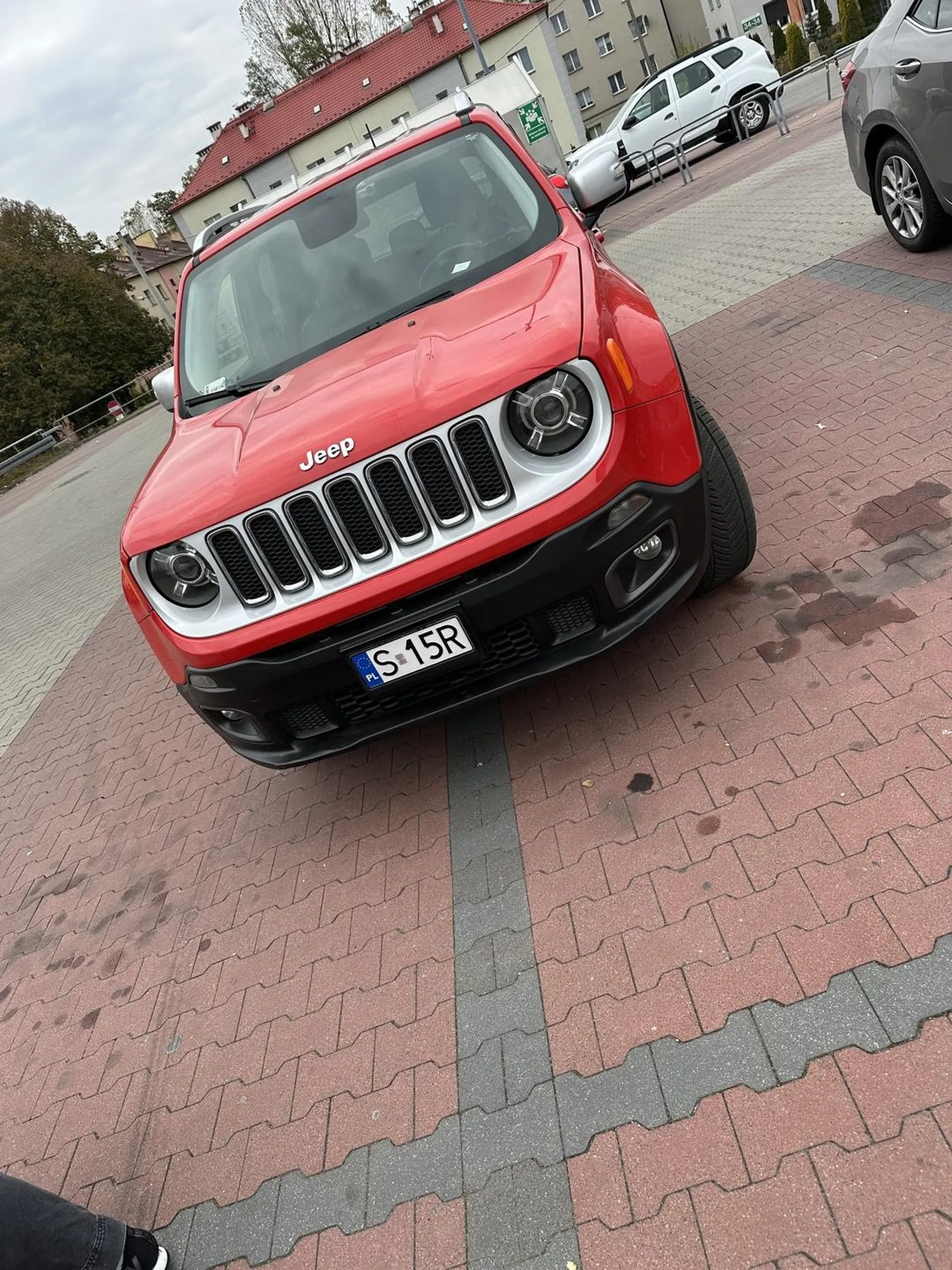 Chłop mimo informacji od rodziny i osób stojących obok że stoi na dwóch miejscach ma to w nosie i powiedział jeszcze że przynajmniej ma więcej miejsca