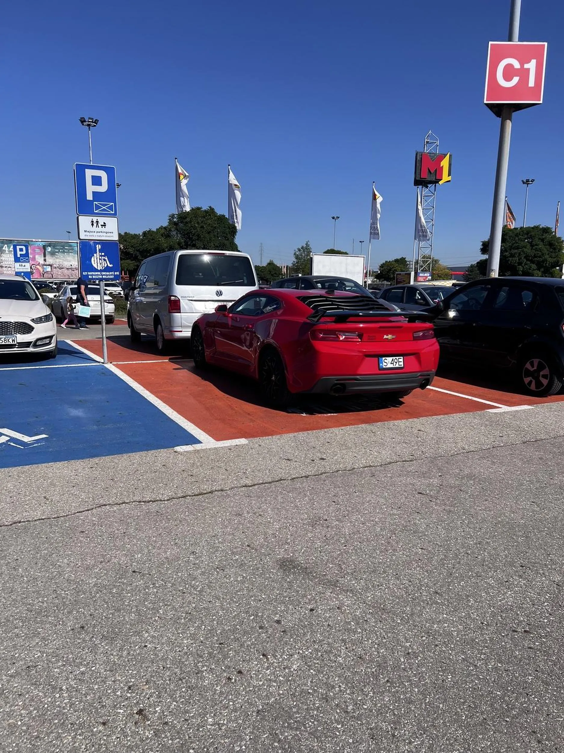 Niepełnosprawny gej blokuje miejsca dla osób z wózkami i dziećmi.