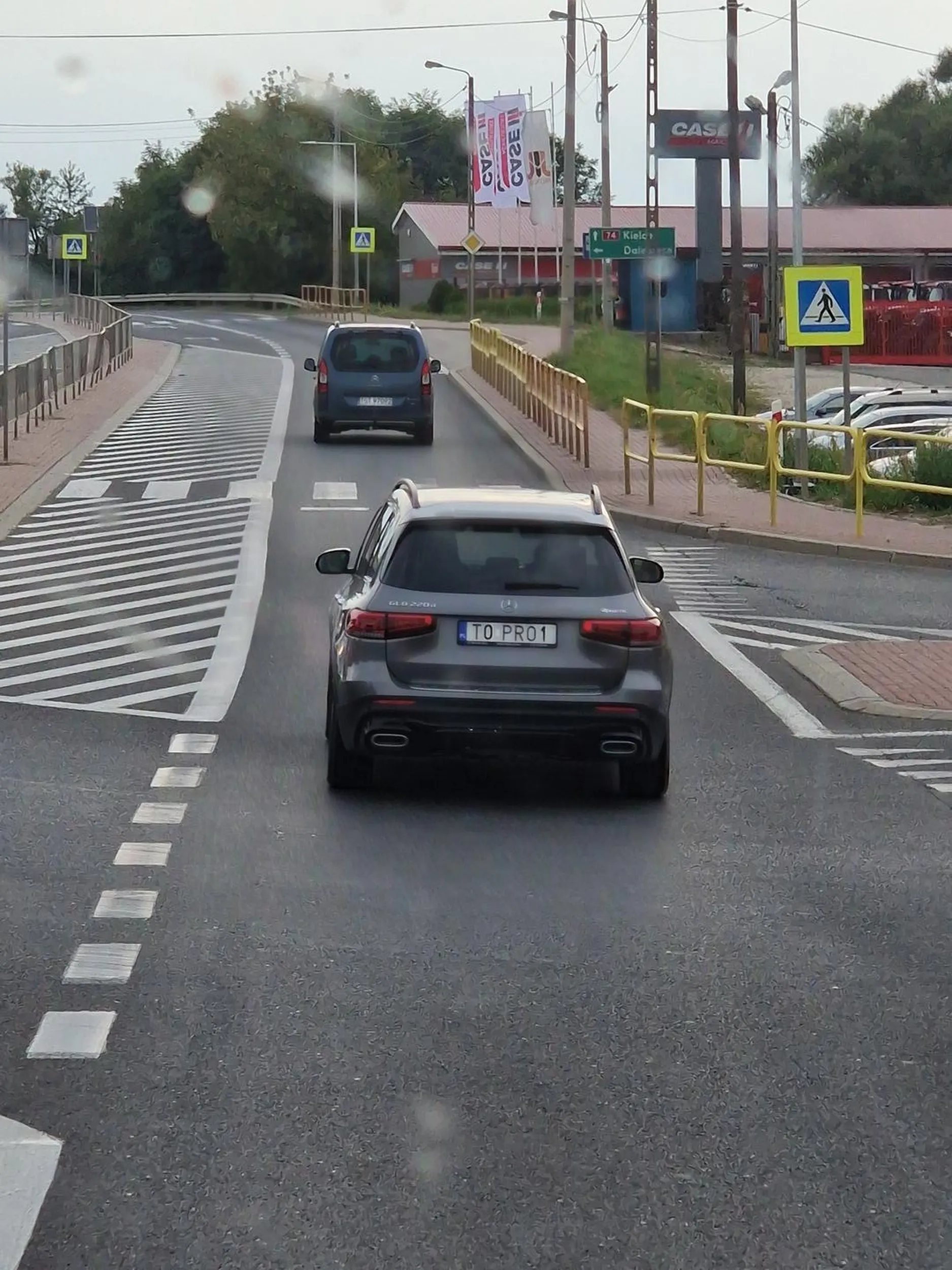 Jedzie jak flet a gdy ciężarówka chce go wyprzedzić to przyspiesza