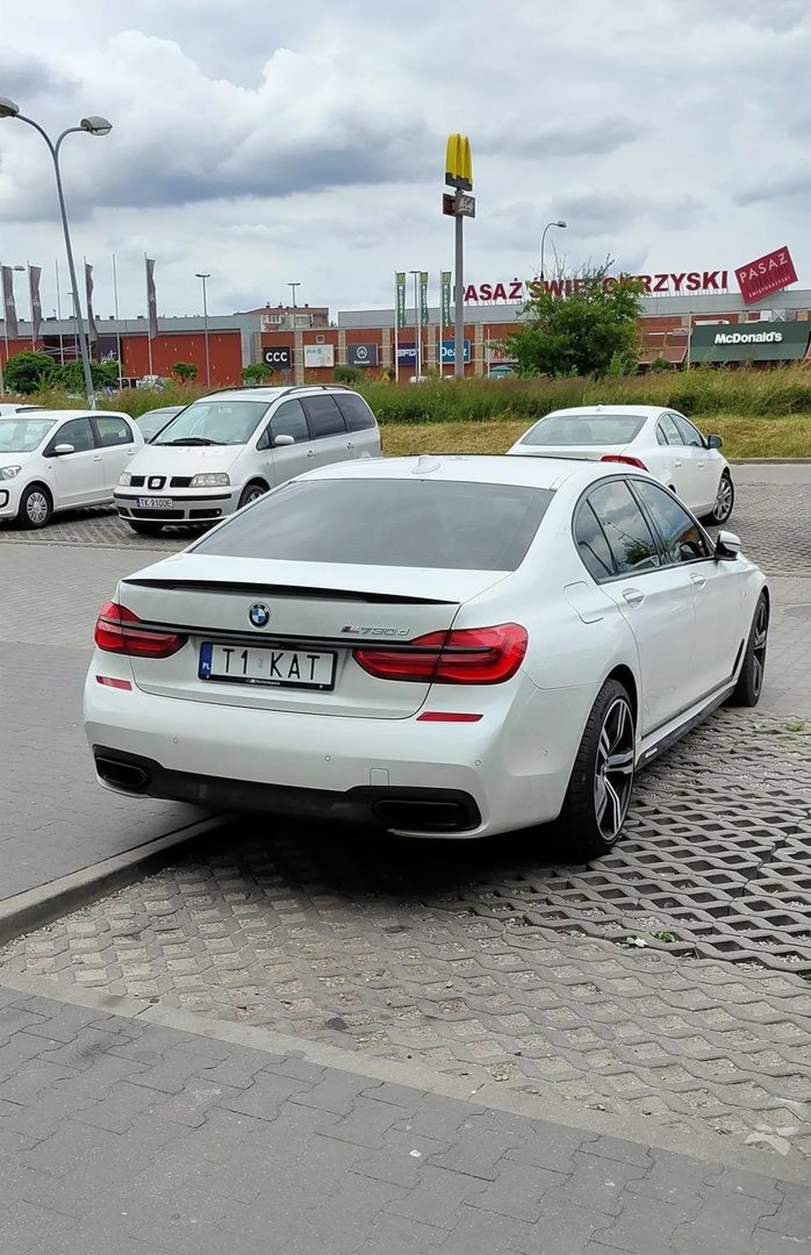 Samą wiesienką na torcie jest to doklejone ///M przed najsłabszym silnikiem jaki się dało wybrać