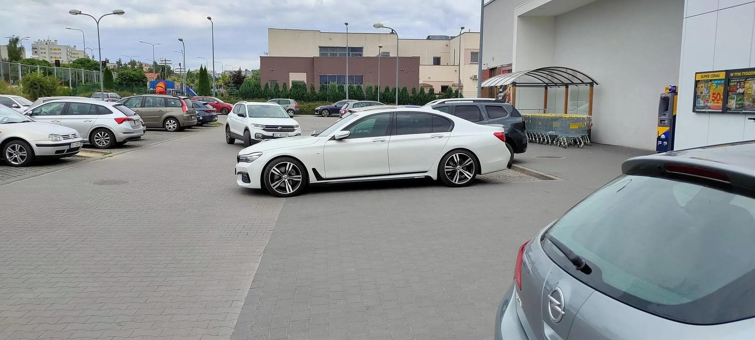 Samą wiesienką na torcie jest to doklejone ///M przed najsłabszym silnikiem jaki się dało wybrać