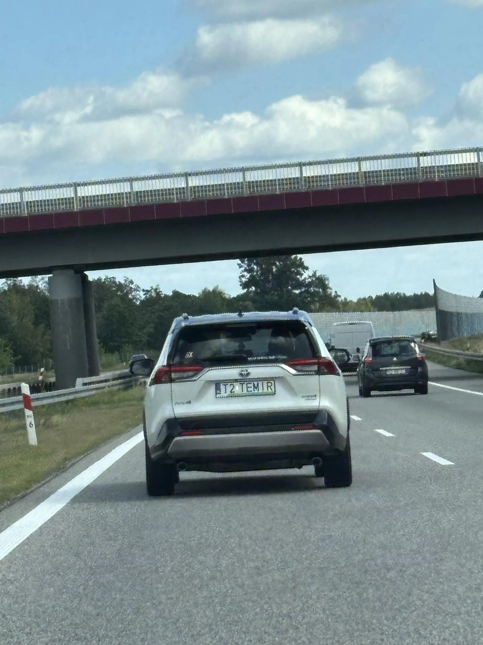 Nie patrzy w lusterka. Mało mnie nie zepchnął na A2. Dużo powyżej dopuszczalnej prędkości.