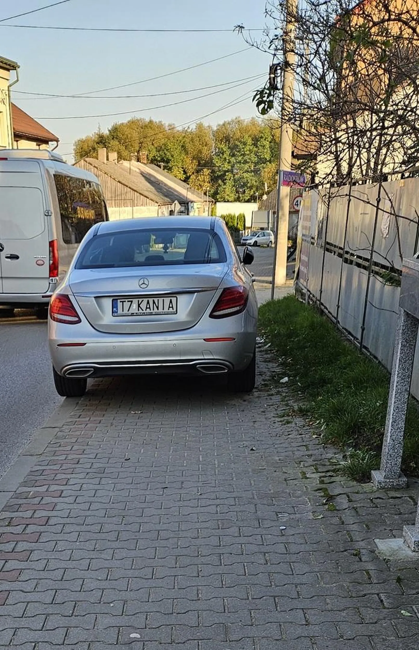 Pan i władca. Kierowca zaparkował na całej szerokości chodnika przez co musiałam z dzieckiem w wózku przejść po jezdni aby ominąć samochód. Brawo.