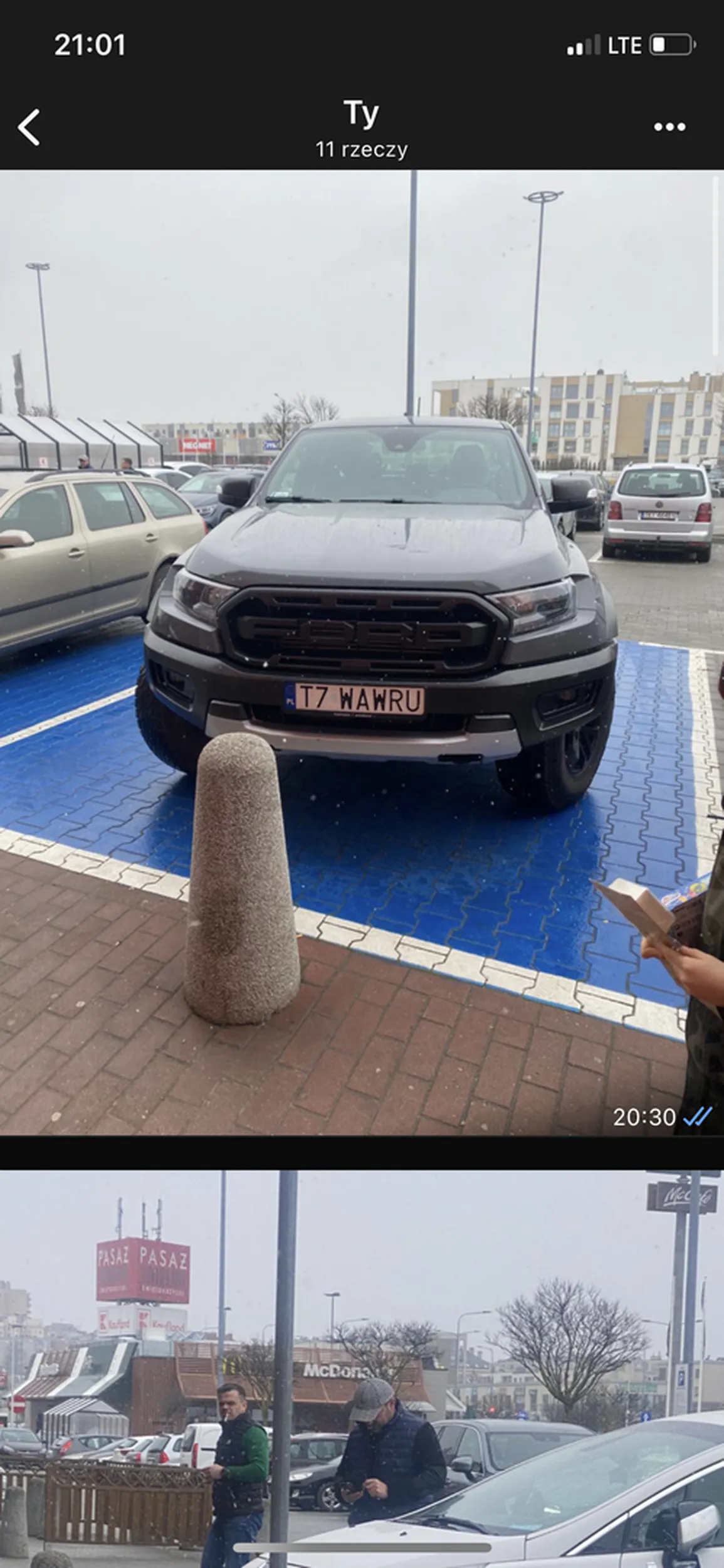 Cwaniaczek, szydzący z niepełnosprawnych dzieci.