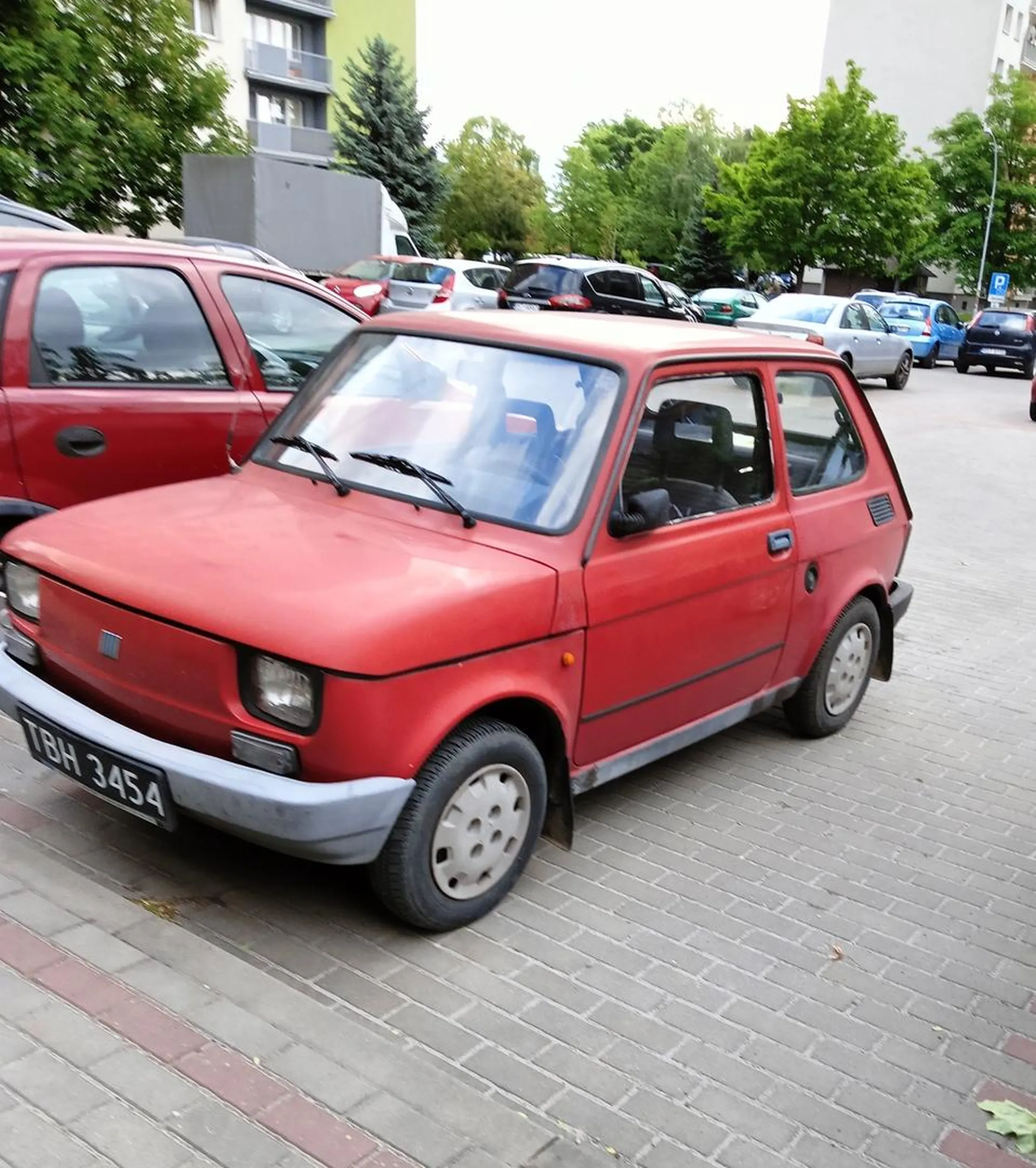 Maluch na starej tablicy prawie cały zniszczony zapierdala na autostradzie tutaj zdjęcie jak stoi pod blokiem jakimś