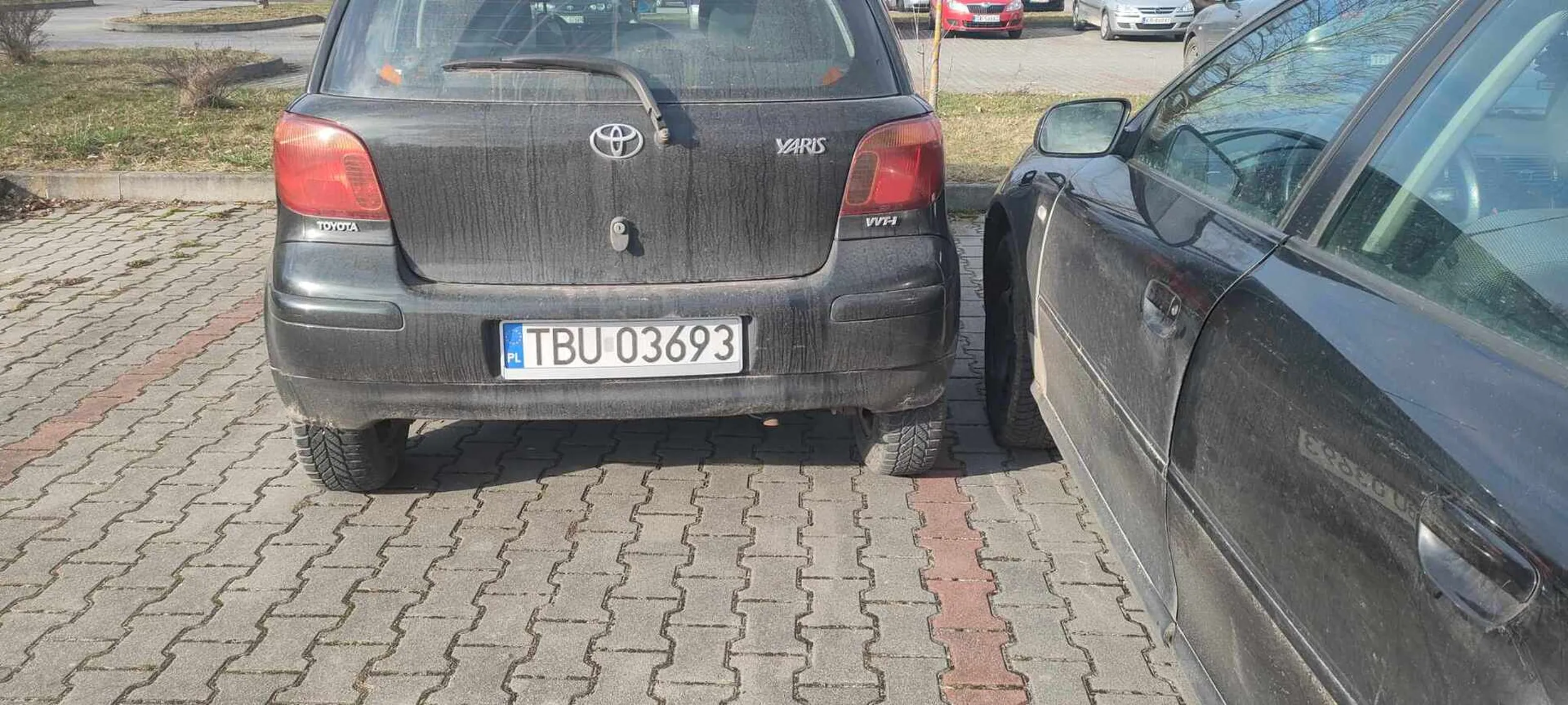 Naucz się parkować kretino nie na milimetry od drzwi