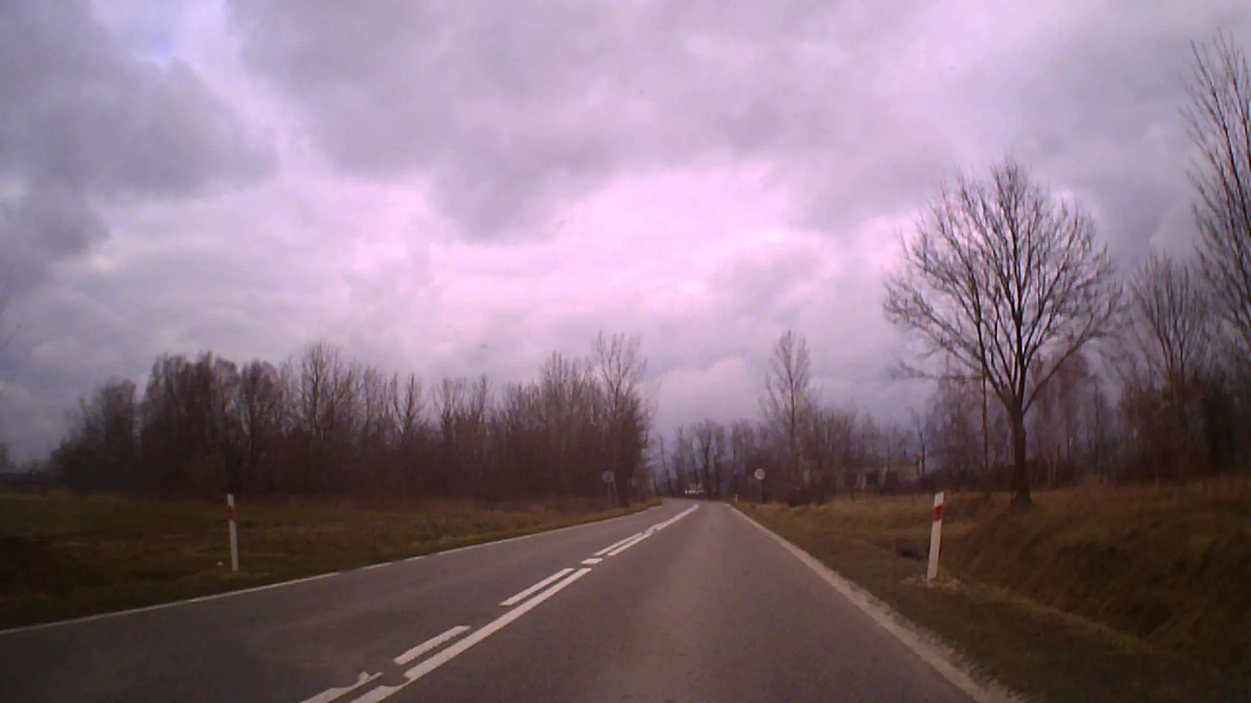 Ku*as spycha z drogi HYUNDAIEM uj**anym w g*oju po sam dach.