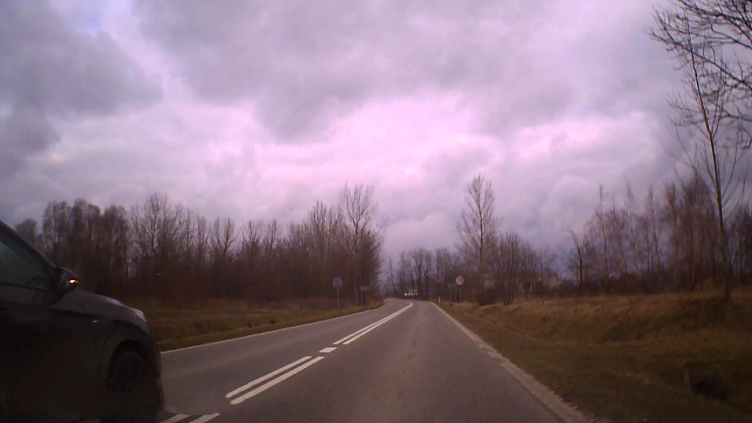 Ku*as spycha z drogi HYUNDAIEM uj**anym w g*oju po sam dach.