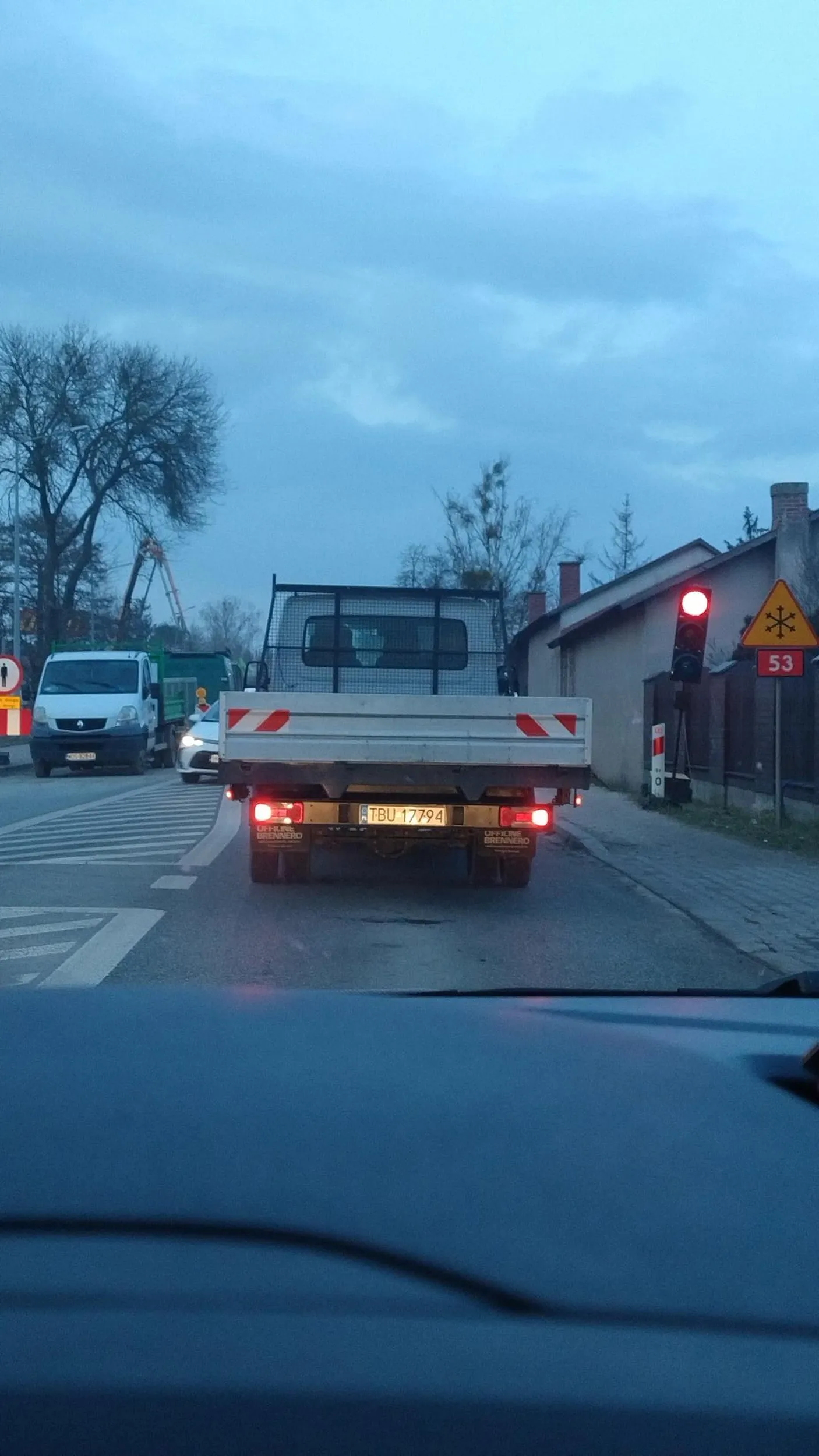 Cykor stoi na żółtym świetle i hamuje gwałtownie . Nie pozdrawiam