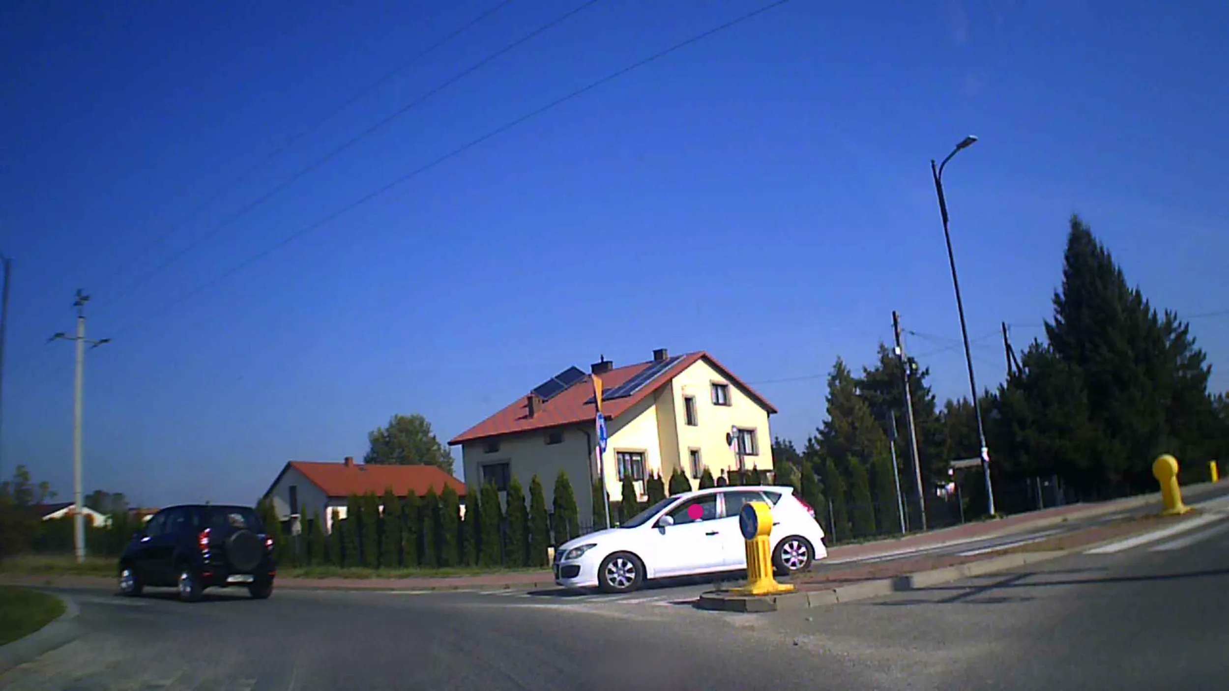 Gówniara w okularkach przeciwsłonecznych niczym trzmiel, pakuje się na rondo bez hamowania wymuszając CELOWO pierwszeństwo przejazdu. Po zapytaniu jej czy zdaje sobie sprawę z zagrożenia, ta się śmieje jak pojechana i jeszcze wyzywa przy dziecku, które siedziało na przednim siedzeniu.