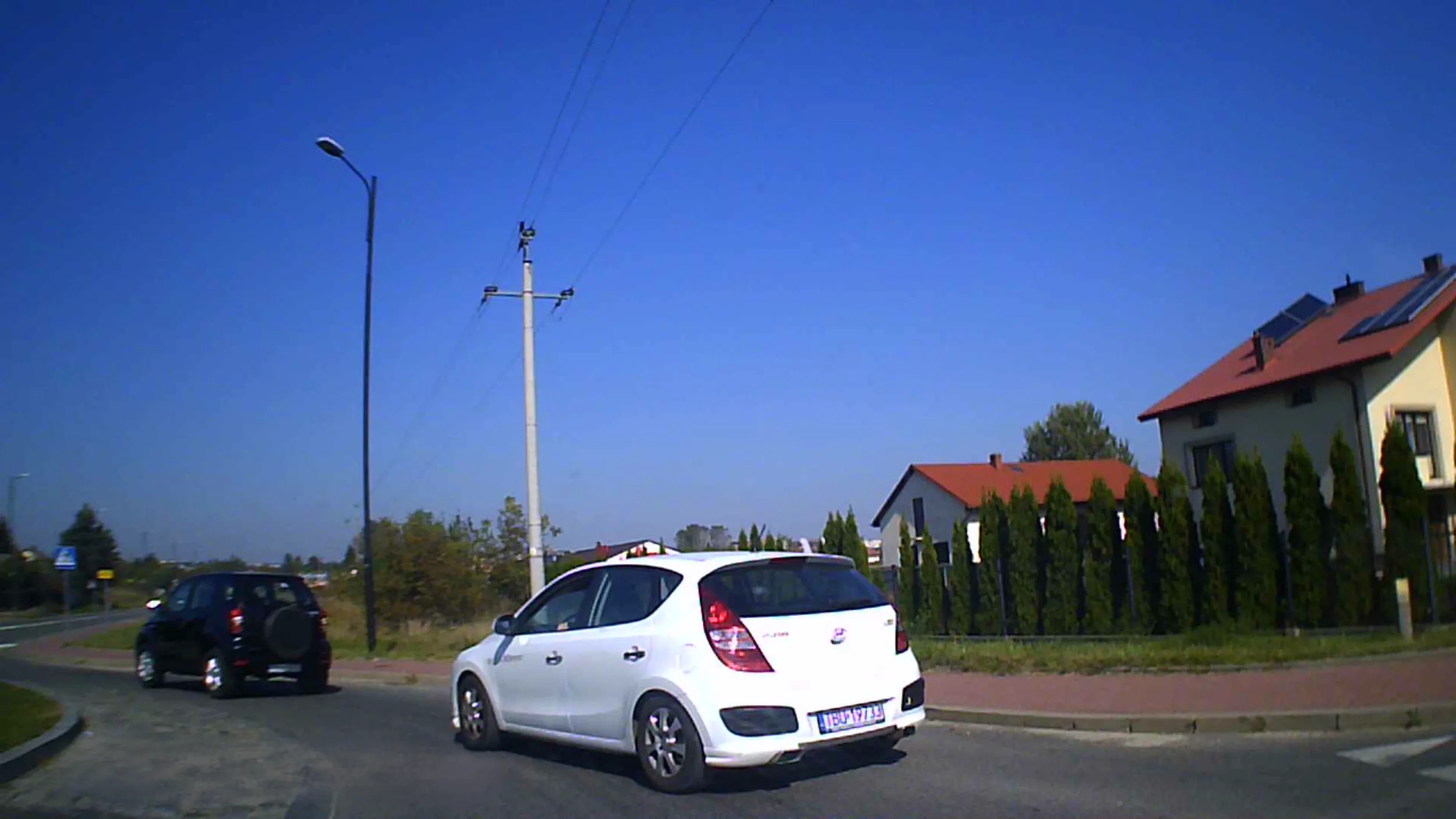 Gówniara w okularkach przeciwsłonecznych niczym trzmiel, pakuje się na rondo bez hamowania wymuszając CELOWO pierwszeństwo przejazdu. Po zapytaniu jej czy zdaje sobie sprawę z zagrożenia, ta się śmieje jak pojechana i jeszcze wyzywa przy dziecku, które siedziało na przednim siedzeniu.