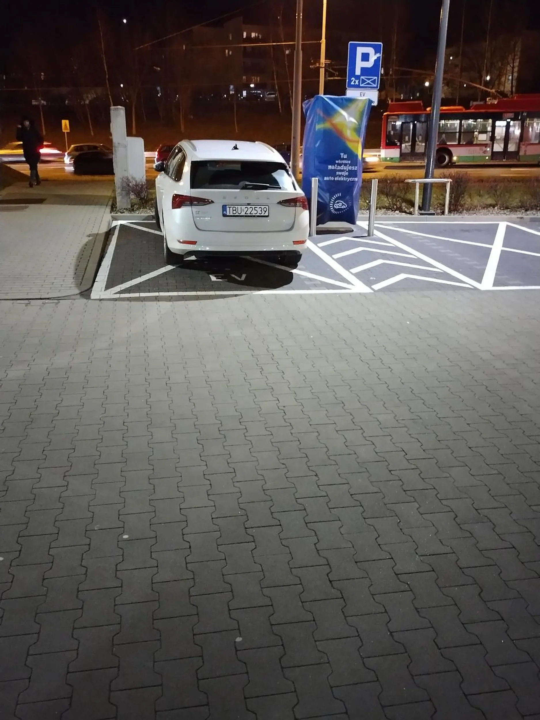 Kolejny czajnik który nie potrafi zrozumieć znaków. 90 % miejsc na parkingu było wolnych?