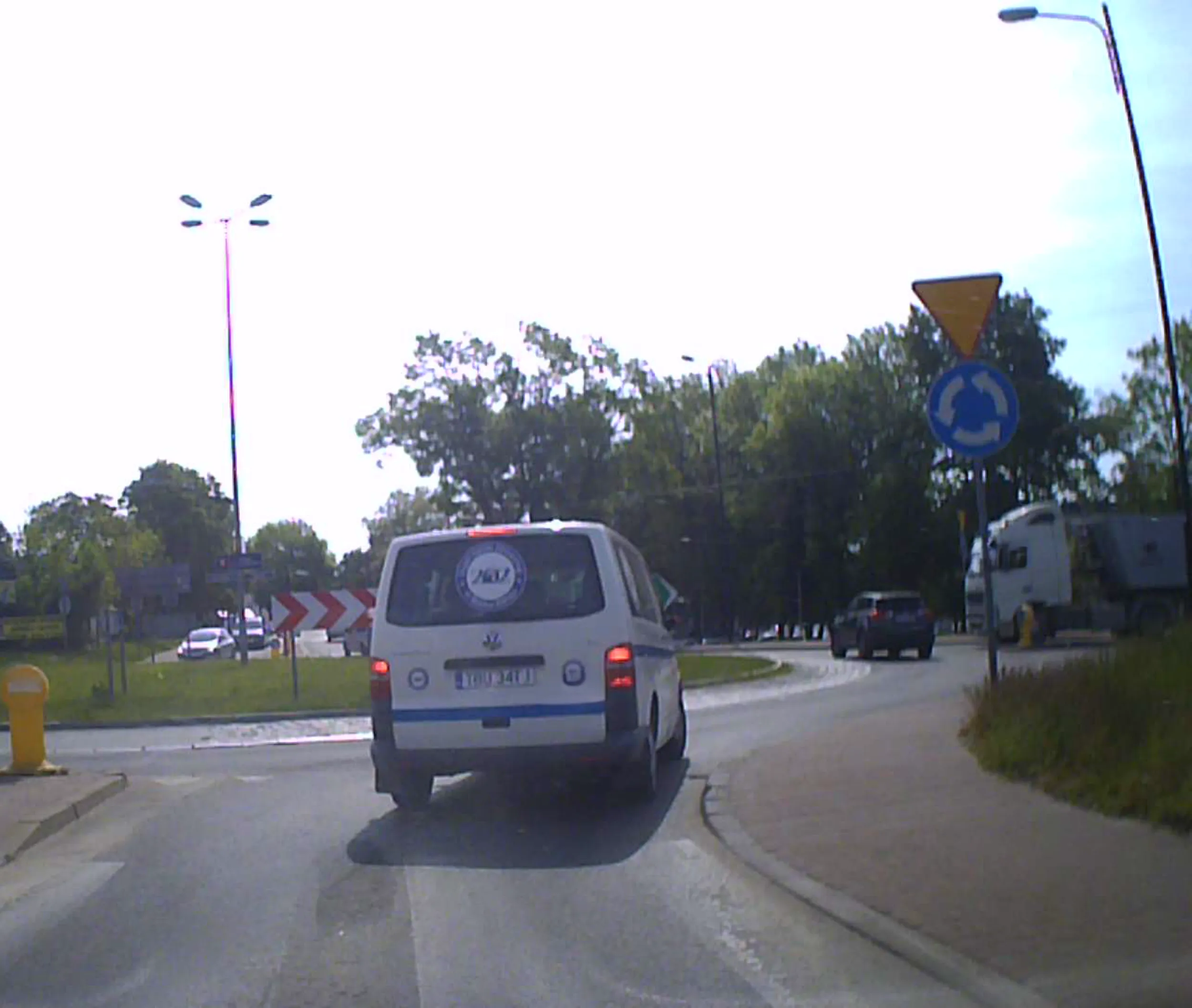 Złośliwy byt nie zna przepisów ruchu drogowego lub nie patrzy na znaki i wjeżdżając na rondo tamuje ruch, bo jest przekonany, że kierowca pojazdu ciężarowego ma przed nim pierwszeństwo! Gdy przed wjazdem na rondo widzimy OBA znaki (C-12 ruch okrężny) + (A-7 ustąp pierwszeństwa) = pierwszeństwo mają pojazdy znajdujące się na rondzie! Gdy przed wjazdem na rondo widzimy TYLKO znak (C-12 ruch okrężny) = pierwszeństwo mają pojazdy znajdujące się po naszej prawej stronie, czyli wjeżdżające na rondo!