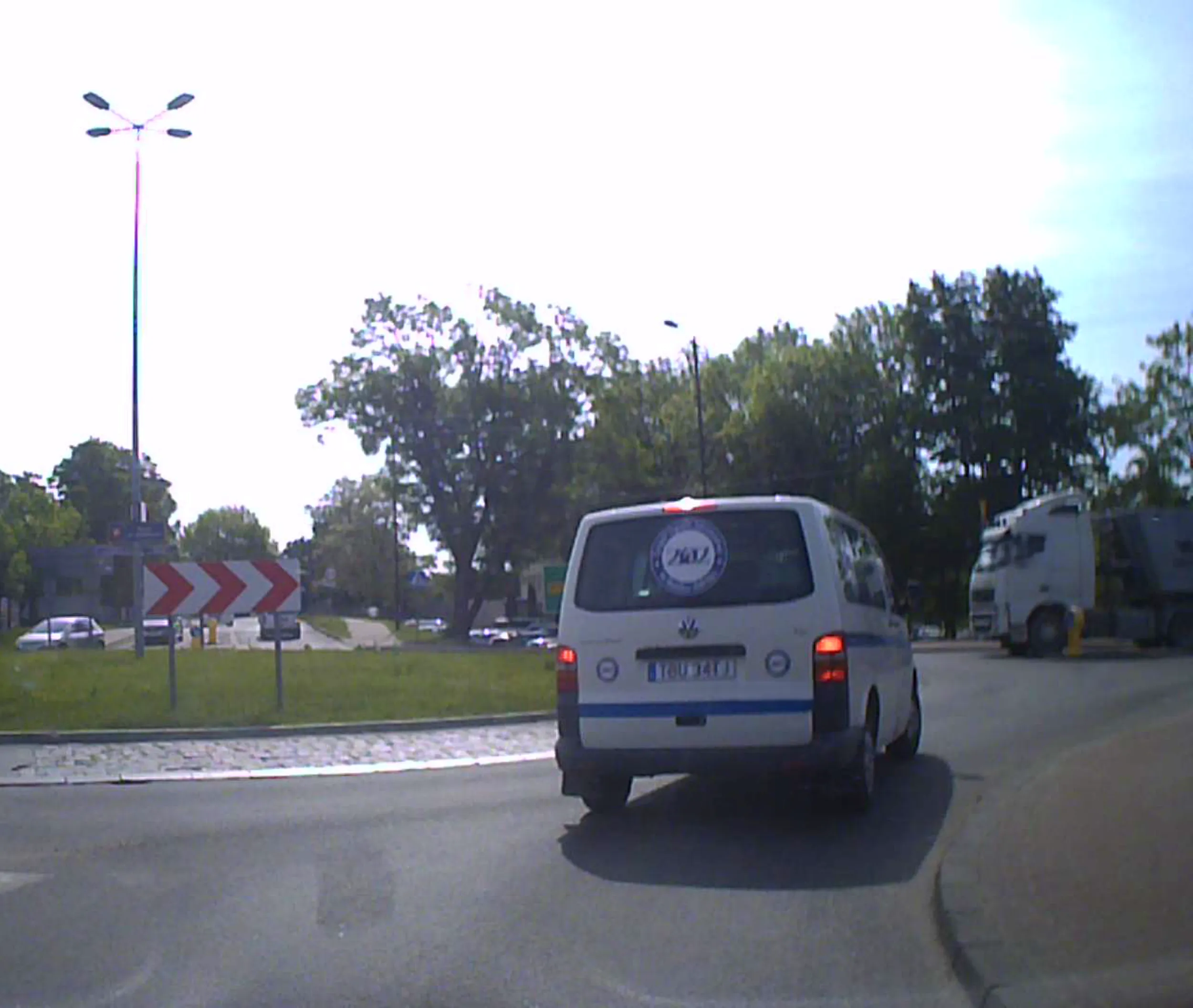 Złośliwy byt nie zna przepisów ruchu drogowego lub nie patrzy na znaki i wjeżdżając na rondo tamuje ruch, bo jest przekonany, że kierowca pojazdu ciężarowego ma przed nim pierwszeństwo! Gdy przed wjazdem na rondo widzimy OBA znaki (C-12 ruch okrężny) + (A-7 ustąp pierwszeństwa) = pierwszeństwo mają pojazdy znajdujące się na rondzie! Gdy przed wjazdem na rondo widzimy TYLKO znak (C-12 ruch okrężny) = pierwszeństwo mają pojazdy znajdujące się po naszej prawej stronie, czyli wjeżdżające na rondo!