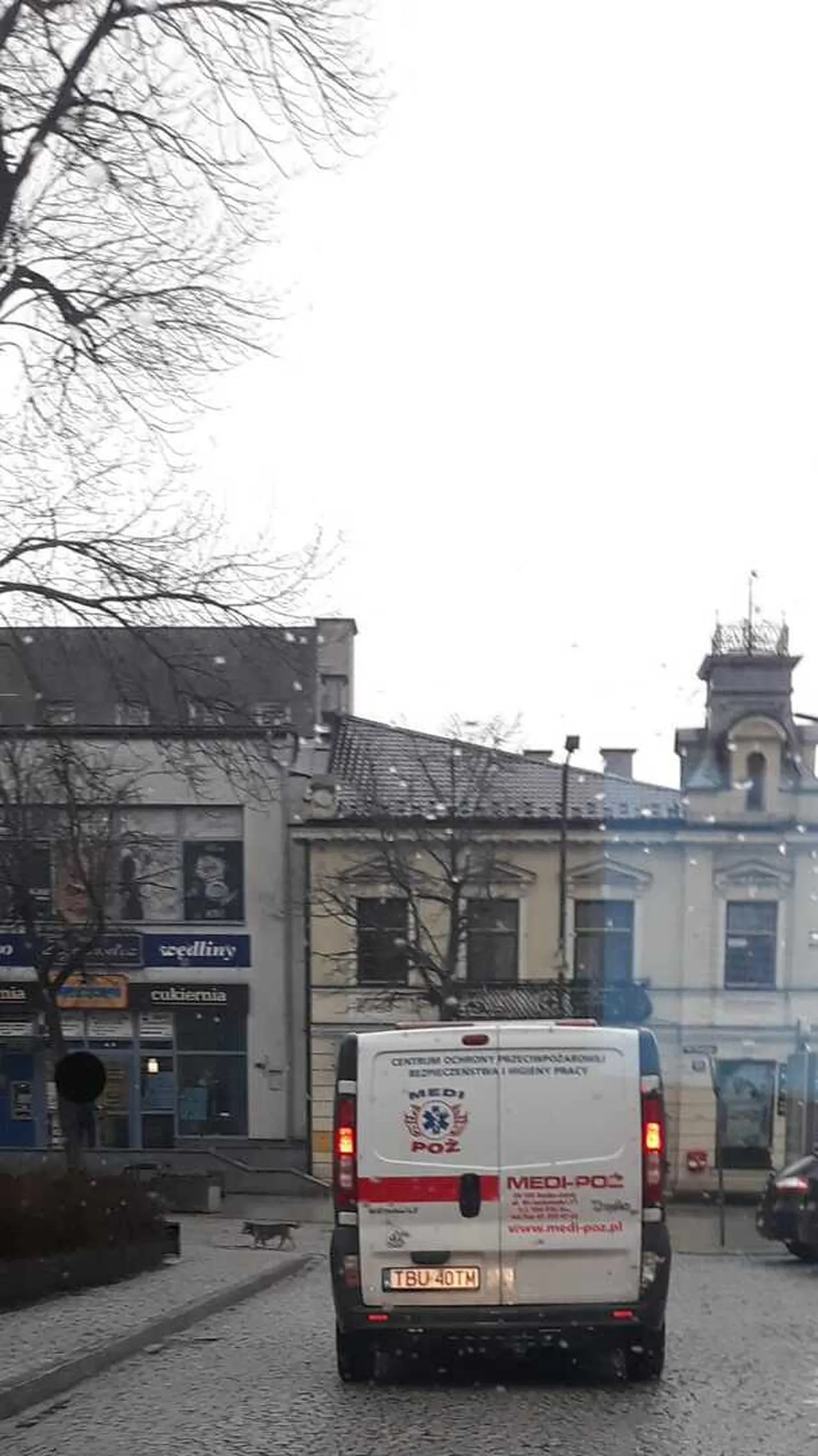 Ile kur.a razy trzeba powtarzać takim b.kartom jak Ty, że wycofując włączasz się do ruchu i wymuszasz pierwszeństwo przejazdu! Do wymuszenia pierwszeństwa dochodzi, gdy uczestnik ruchu drogowego, który ma pierwszeństwo na drodze, musi zmienić pas ruchu lub zatrzymać się, albo znacząco zmienić prędkość poruszania się (zwolnić czy przyspieszyć)!