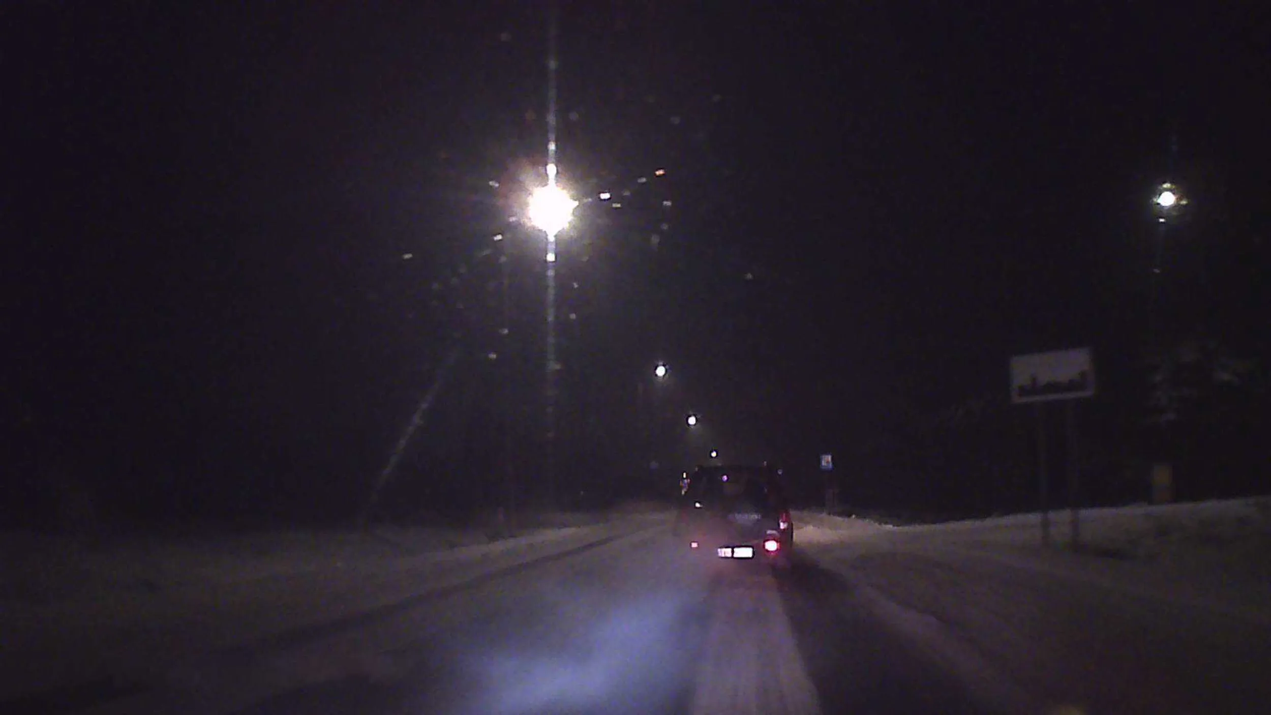 Agresywny senior w SUZUKI VITARA, chociaż bardziej pasuje SUZUKI LOKOMOTIV (z racji tego, że kopci jak stary kocioł) dziad, zbliżając się do ronda wcale nie miał zamiaru hamować wręcz przeciwnie był przekonany, że to on ma pierwszeństwo, bo jest po prawej stronie! Pierw użył klaksonu, a po chwili zatrzymał się na przystanku autobusowym i czekał. Jak zobaczył, że zawróciłem na rondzie i jadę tuż za nim zaczął przyspieszać, a chwilę później zwolnił i jechał nie więcej niż 30 km/h. Siwy ku*asie, jak masz jakieś problemy psychiczne, to idź się lecz, a nie szukaj zaczepek!